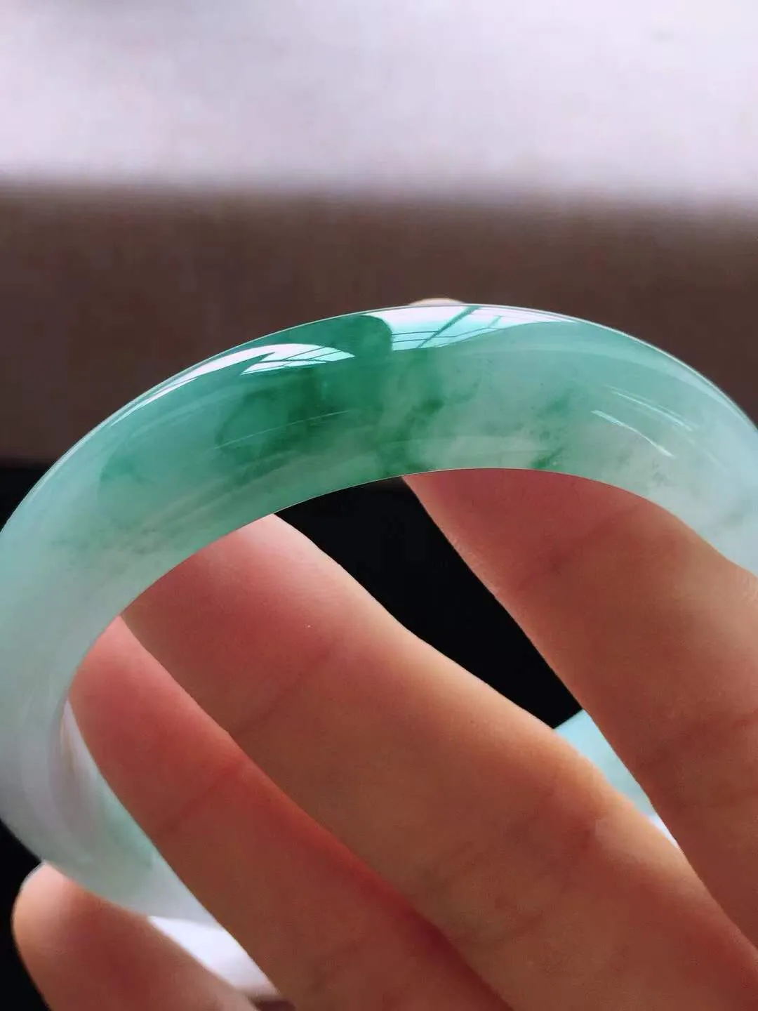 【翡翠名称】老种冰飘花55.8正圈口翡翠手镯
【翡翠尺寸】55.8*13.5*7.8mm适合正圈口佩戴
【翡翠描述】缅甸天然翡翠A货，种老水足，玉质细腻，色泽靓丽，性价比高，佩戴效果好！