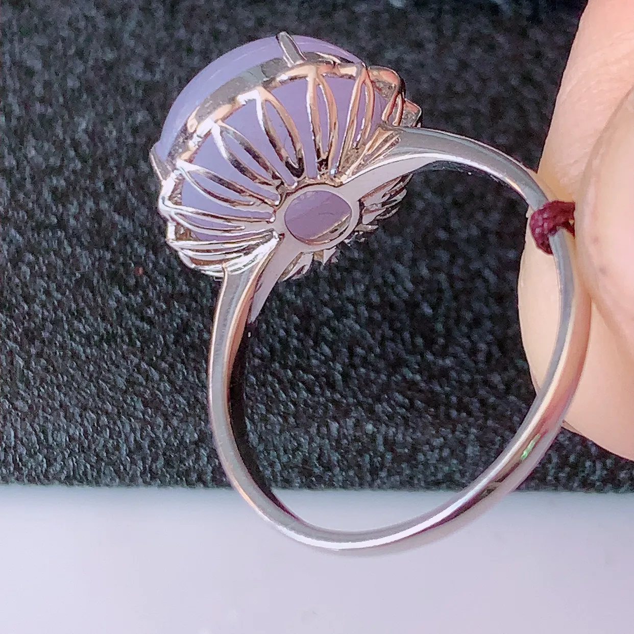 自然光实拍 18K金精工镶嵌冰紫罗兰翡翠戒指，玉质细腻，翡翠色泽均匀，艳丽饱满，款式高贵大气，13圈口，上手亮眼，#83.7戒指整体26*17*9.2裸石11-11内径17mm