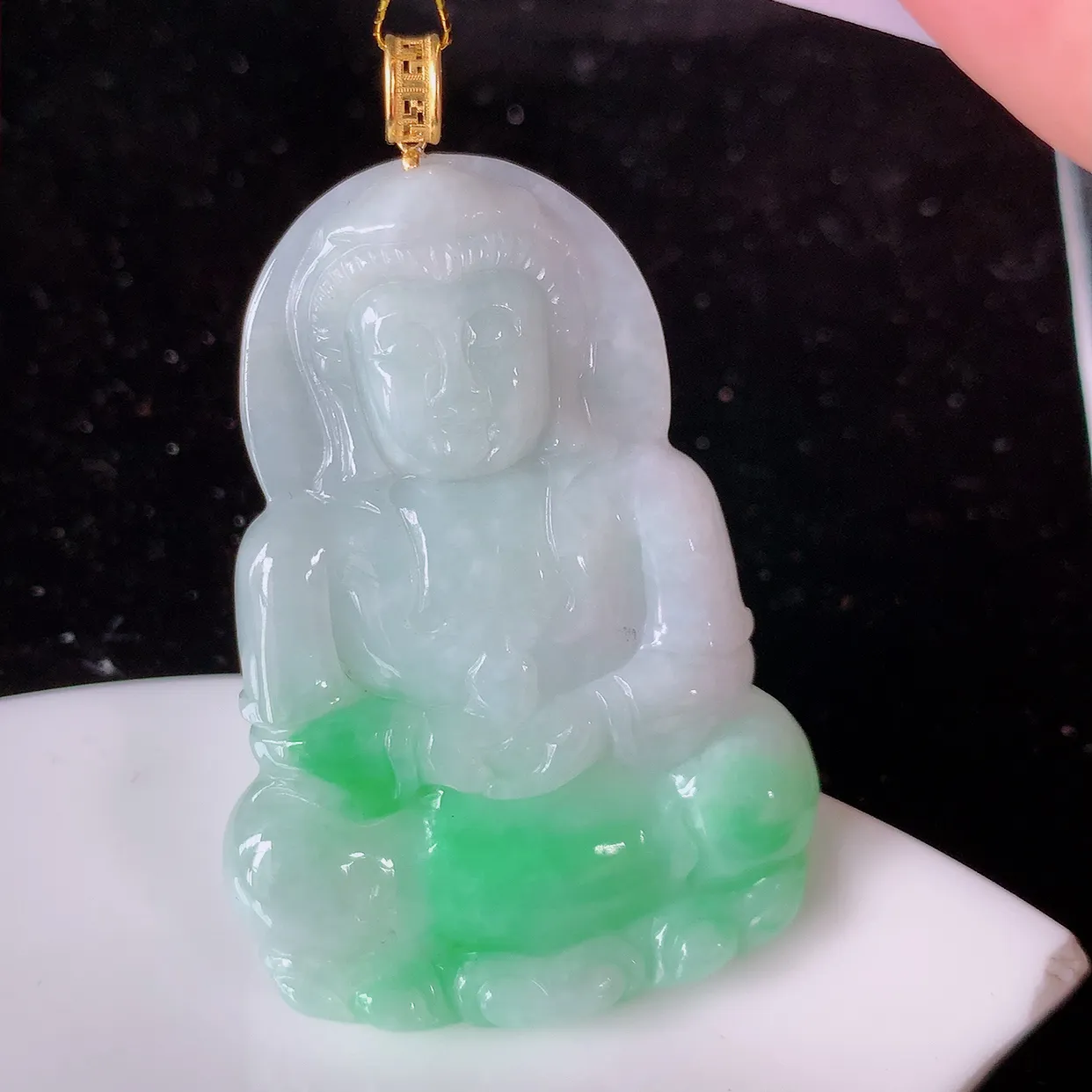 18K金镶嵌冰润飘绿翡翠观音菩萨吊坠，赐福翡翠观音，观音面相端庄，品相佳，佩戴气质！#35.11整体56.5裸石50*35*5