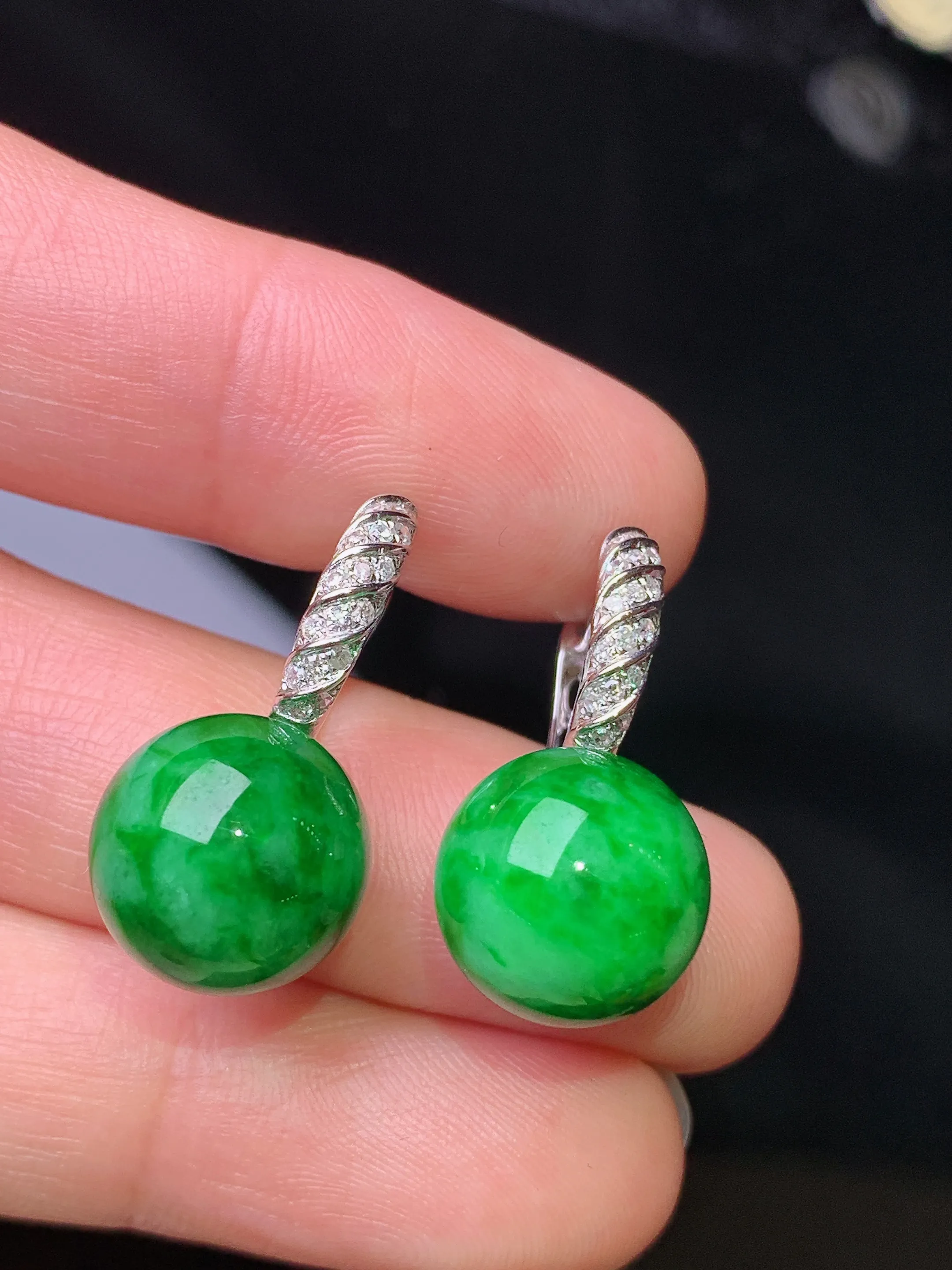 18k金钻镶嵌满绿圆珠吊坠 玉质细腻 水润亮眼 色泽艳丽 整体尺寸24*11.6