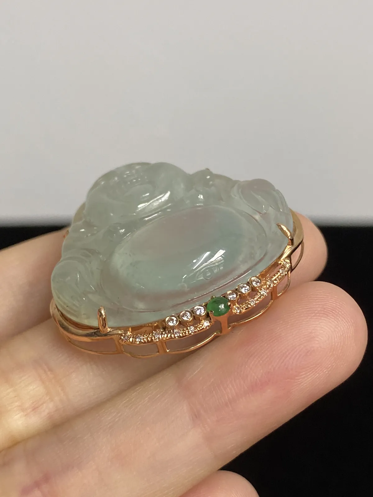 翡翠冰糯种浅绿色吊坠，伴钻石
