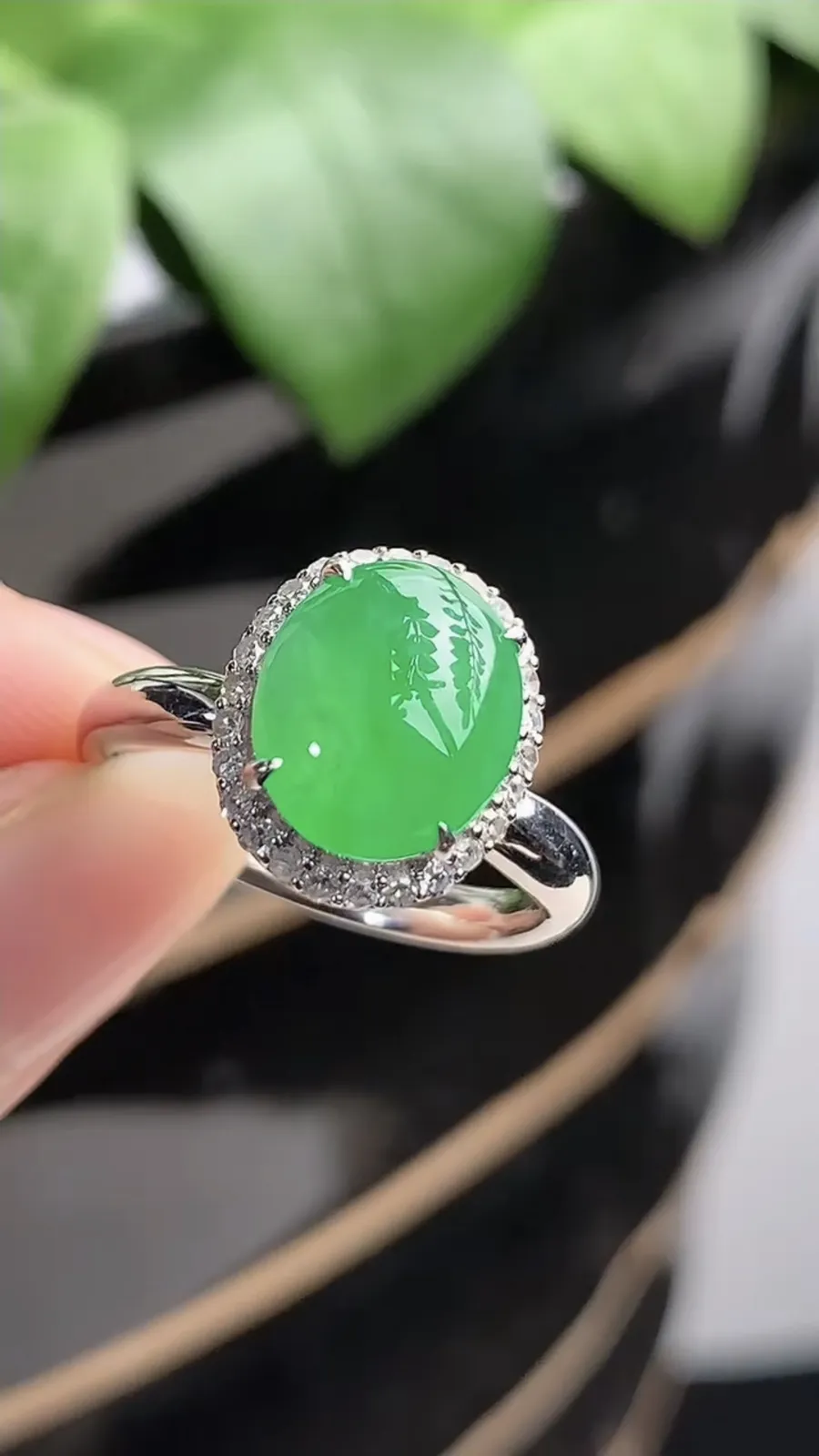 a货翡翠老坑冰种18K金伴钻镶嵌阳绿蛋面戒指 圈口17.3裸石尺寸10.4×8.5mm 重量3.62g 1207