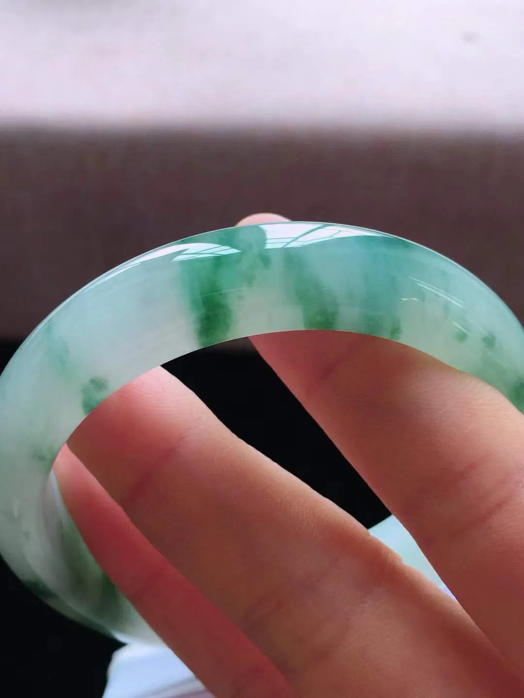 【翡翠名称】老种冰飘花54.8正圈口翡翠手镯
【翡翠尺寸】54.8*12.6*7.8mm适合正圈口佩戴
【翡翠描述】缅甸天然翡翠A货，种老水足，玉质细腻，色泽靓丽，性价比高，佩戴效果好！