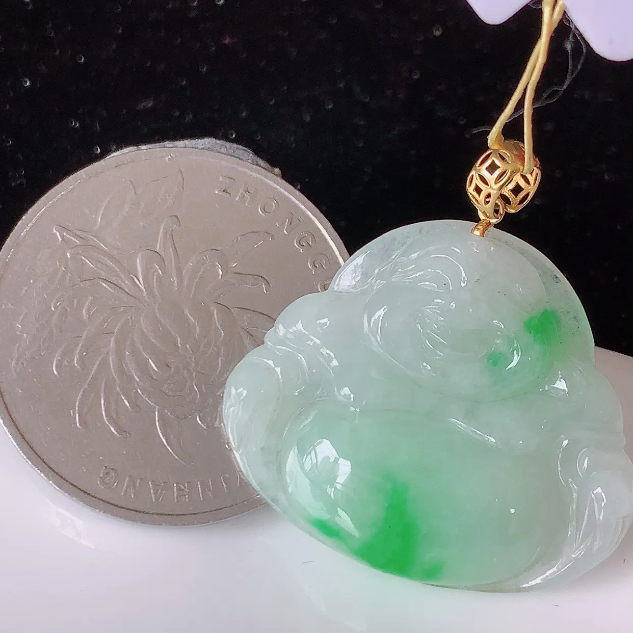18K金镶嵌冰润飘绿翡翠佛公吊坠，种老水足，雕工精湛 ，寓意美好，佩戴时尚出众！#35.11