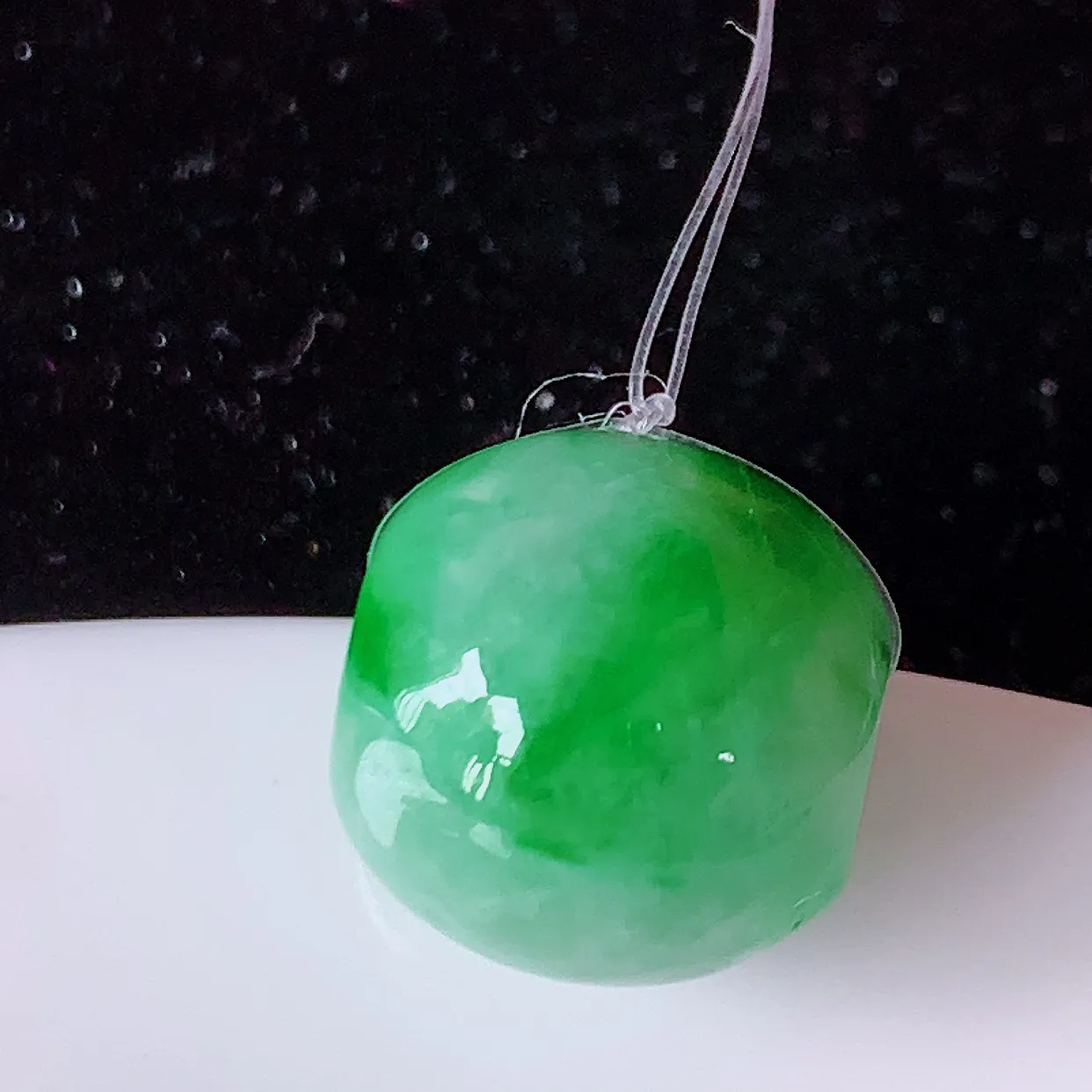 自然光实拍，冰润飘绿翡翠路路通吊坠，寓意时来运转、财源滚滚，款式新颖时尚，日常百搭的款！配图银链#49.11