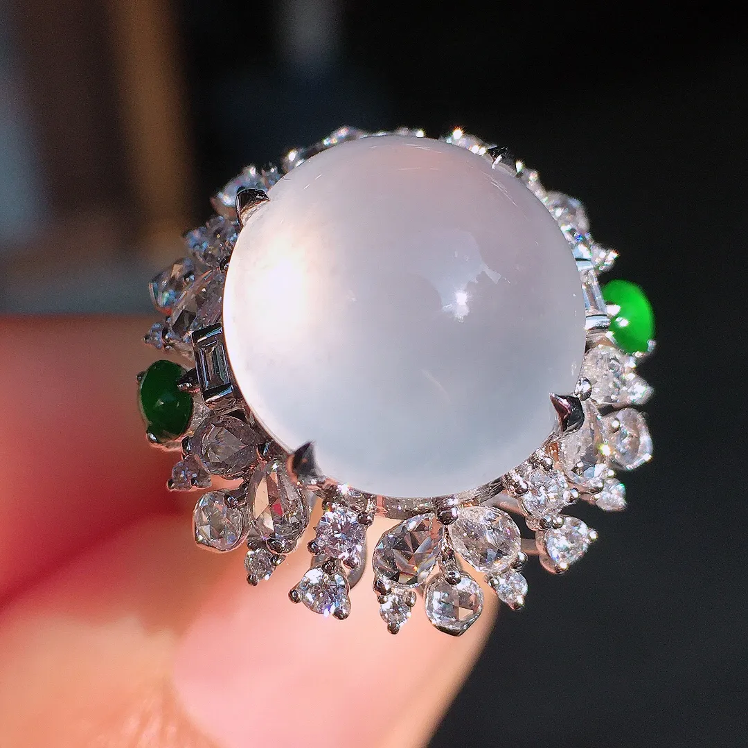 冰种蛋面戒指，玉质细腻，荧光感超
强，饱满圆润，尽显优雅气质，18k
金豪华镶嵌