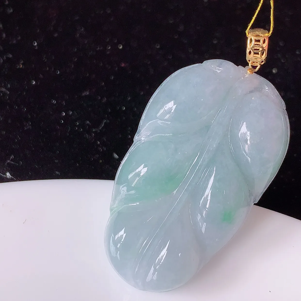 18K金镶嵌春带彩翡翠叶子吊坠 ，种水足，色泽清新，工艺精湛，叶子寓意美好；金枝玉叶，事业有成。#35.11