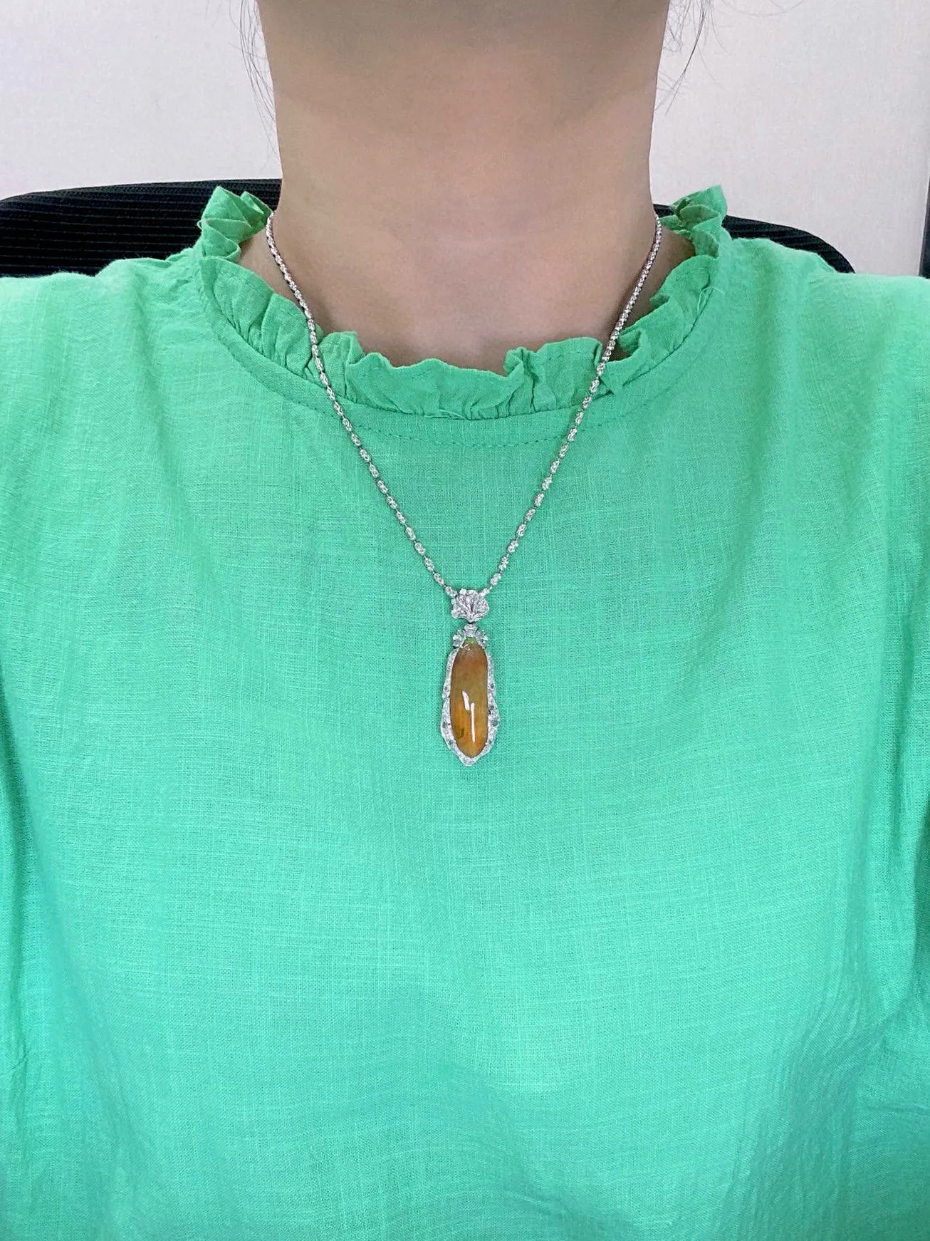 【冰种黄翡飘绿福瓜吊坠】质地细腻，冰润通透，晶莹闪亮。收藏品质，18k金钻镶嵌，裸石尺寸29.6*9.3*3.1毫米