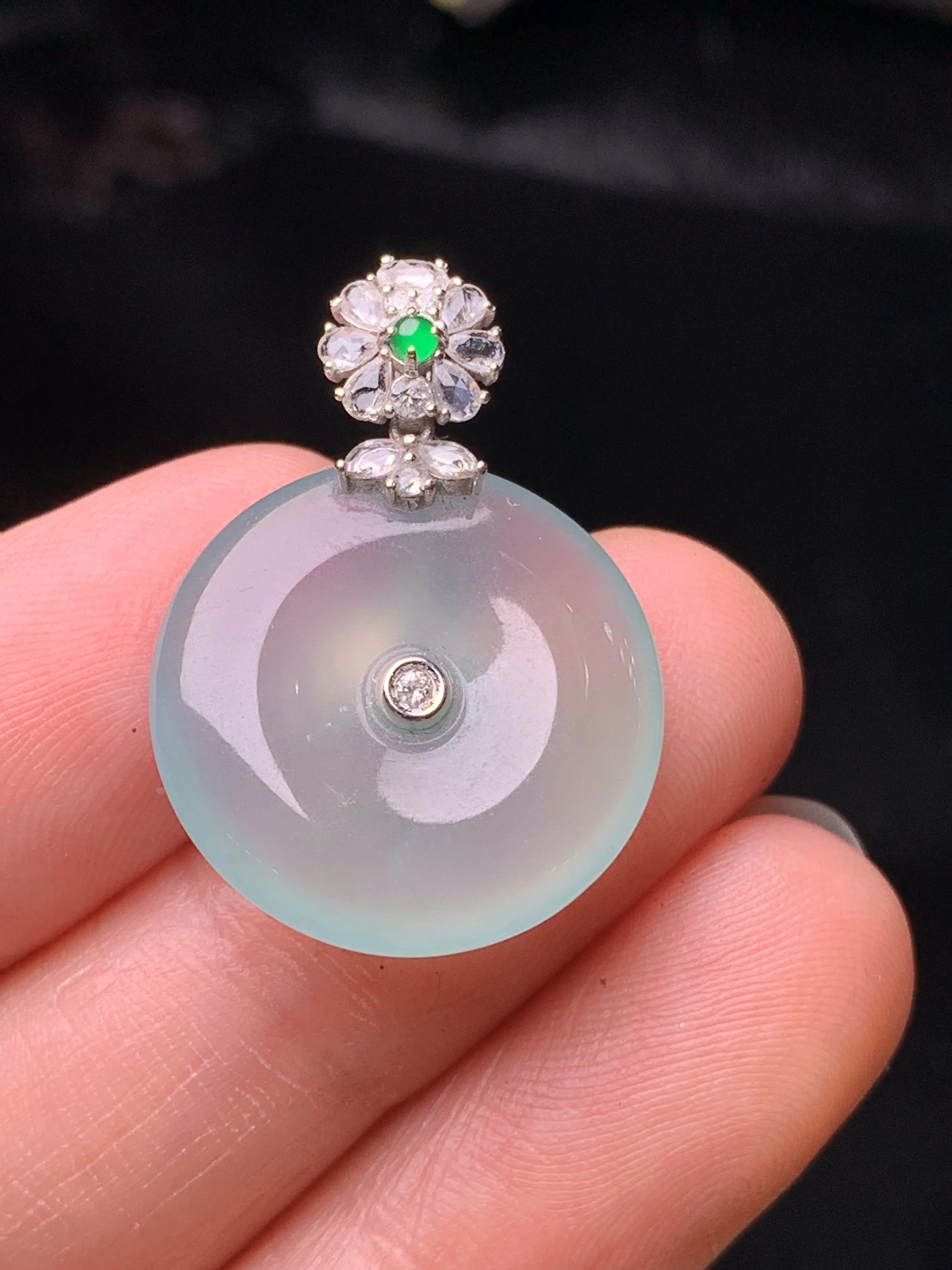 18k金钻镶嵌冰种葫芦吊坠 玉质细腻 水润亮眼 色泽艳丽 整体尺寸25.7*18.6*4.8