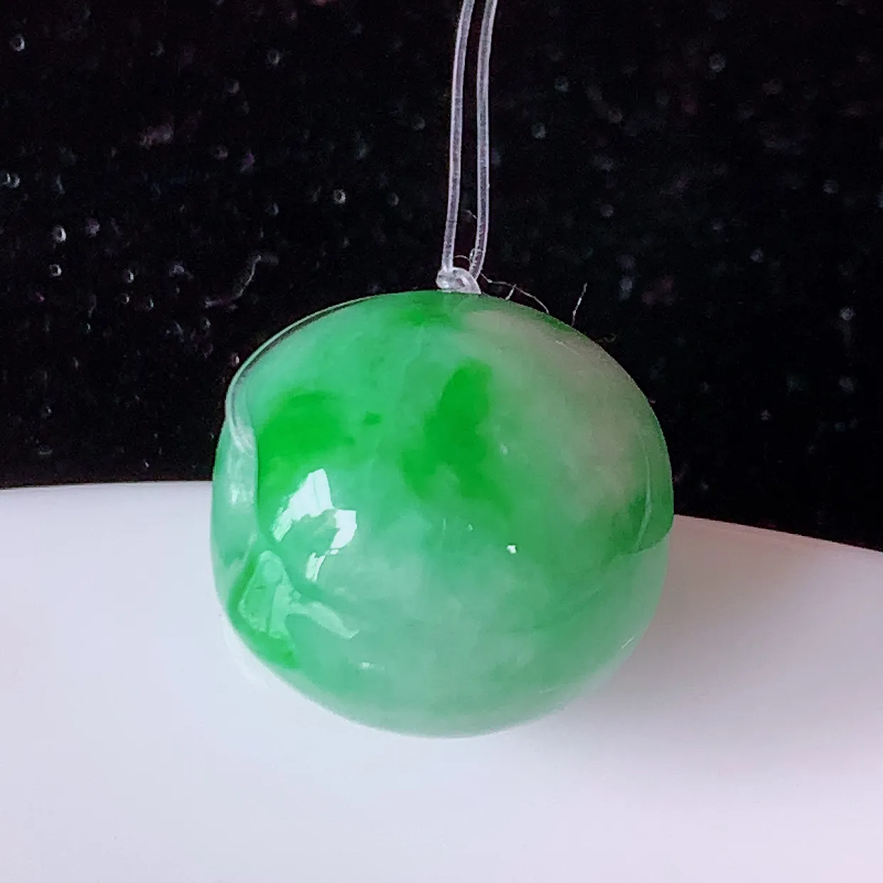 自然光实拍，冰润飘绿翡翠路路通吊坠，寓意时来运转、财源滚滚，款式新颖时尚，日常百搭的款！配图银链#49.11