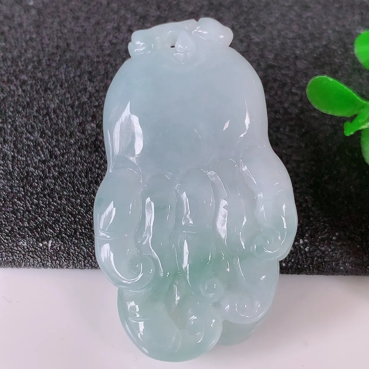 自然光实拍，冰胶飘花翡翠佛手瓜吊坠，翠色灵动，种老水足，寓意好，品相佳，佩戴佳品！#32.11