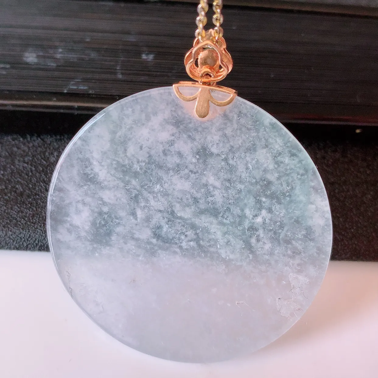 自然光实拍，18K金镶嵌冰种意境棉翡翠无事牌吊坠，平安无事牌，种水无可挑剔，冰胶感十足，莹润通透，品质保证。意境雪花棉均匀分布，相当漂亮，配戴效果出众！#83.7整体47.5*41*5裸石41-41