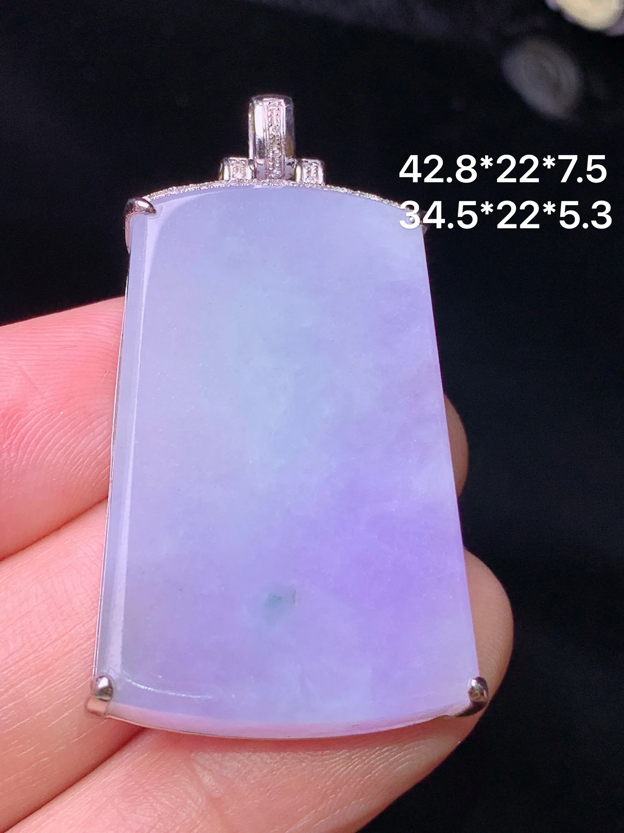 18k金钻镶嵌紫罗兰无事牌吊坠 玉质细腻 水润亮眼 色泽艳丽 整体尺寸42.8*22*7.5