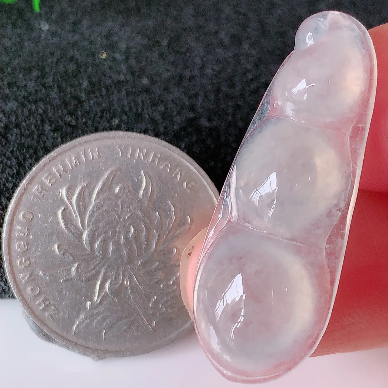 自然光实拍，冰种翡翠四季豆吊坠，平安豆福豆玉坠，冰润通透，豆粒饱满，寓意：豆蔻年华！#01.11