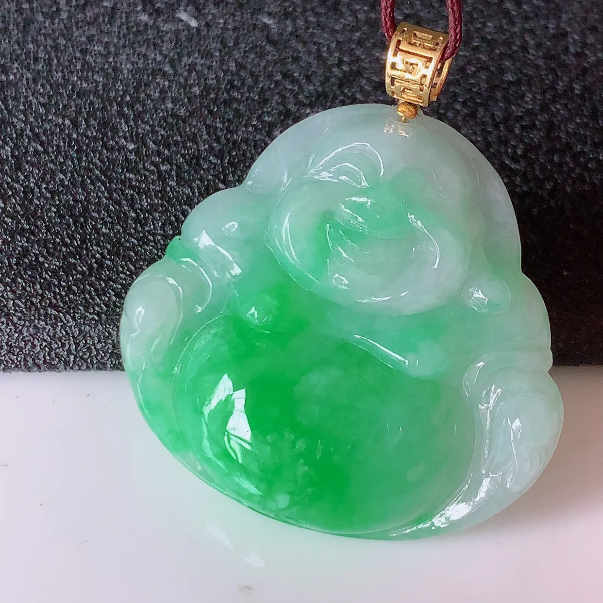 自然光实拍，18K金镶嵌冰润飘绿翡翠佛公吊坠，玉笑佛，饱满，开脸喜庆，配戴优雅迷人！#1.11整体34.2裸石30.2*29*6