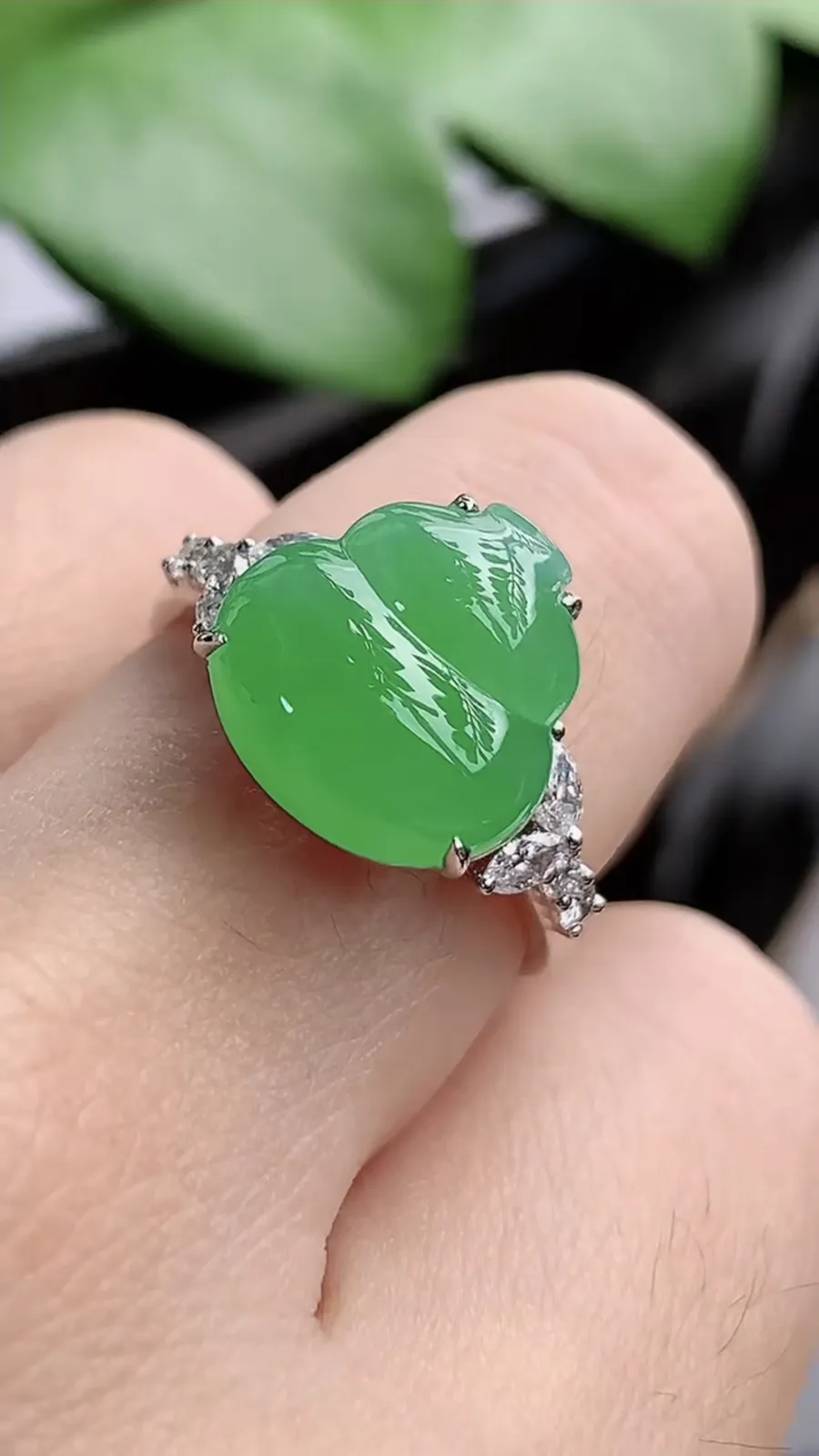 a货翡翠老坑冰种18K金伴钻镶嵌阳绿葫芦戒指 圈口17.7裸石尺寸12×12mm 重量4.73g 1206