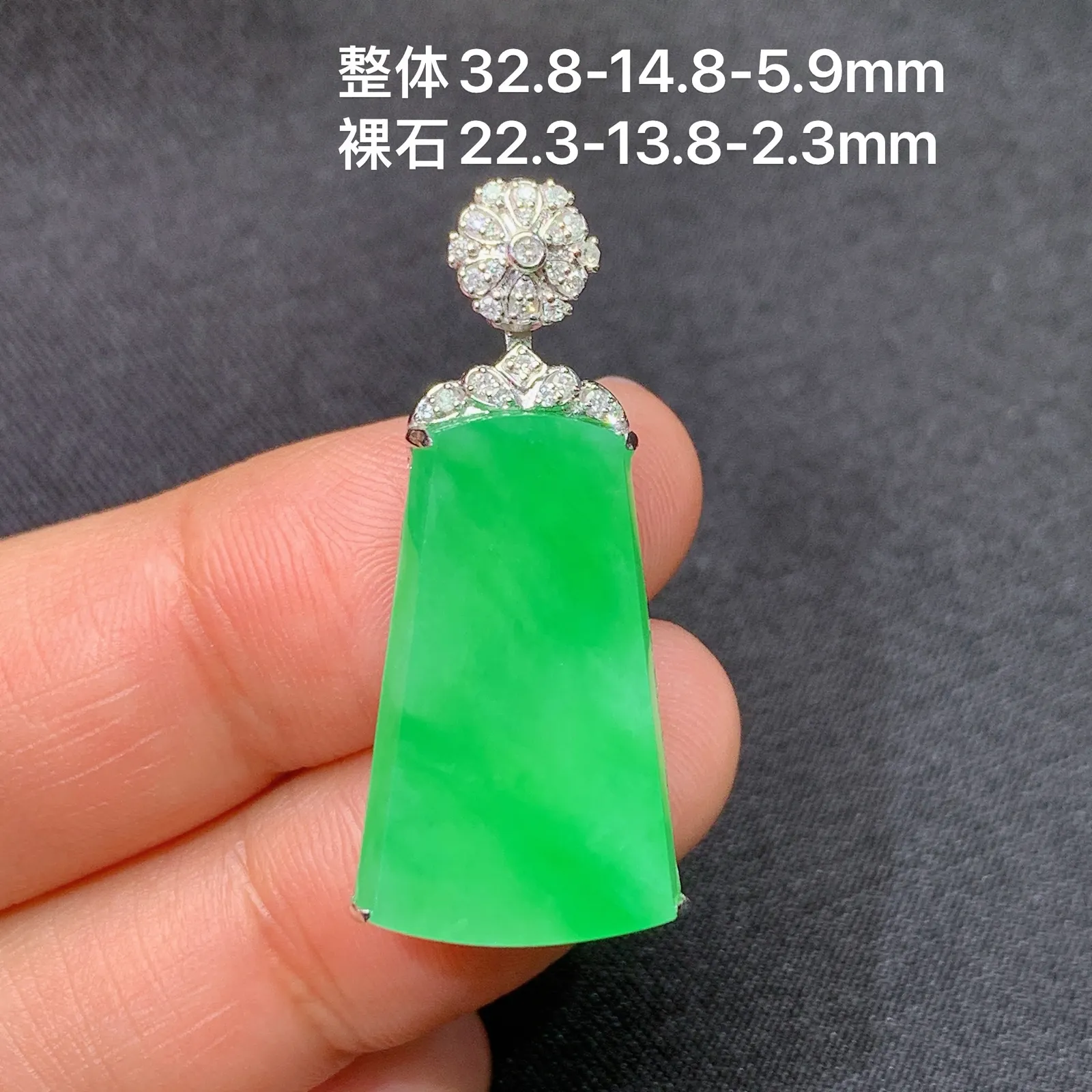 甜绿无事牌吊坠，18k金镶嵌，冰润色阳，种老水足 尺寸32.8*14.8*5.9