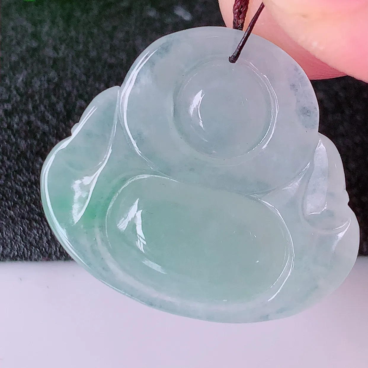 自然光实拍，冰种飘绿翡翠佛公吊坠，开心笑佛，种老水足，颜色漂亮，立体饱满圆润，佩戴效果赞#57.11