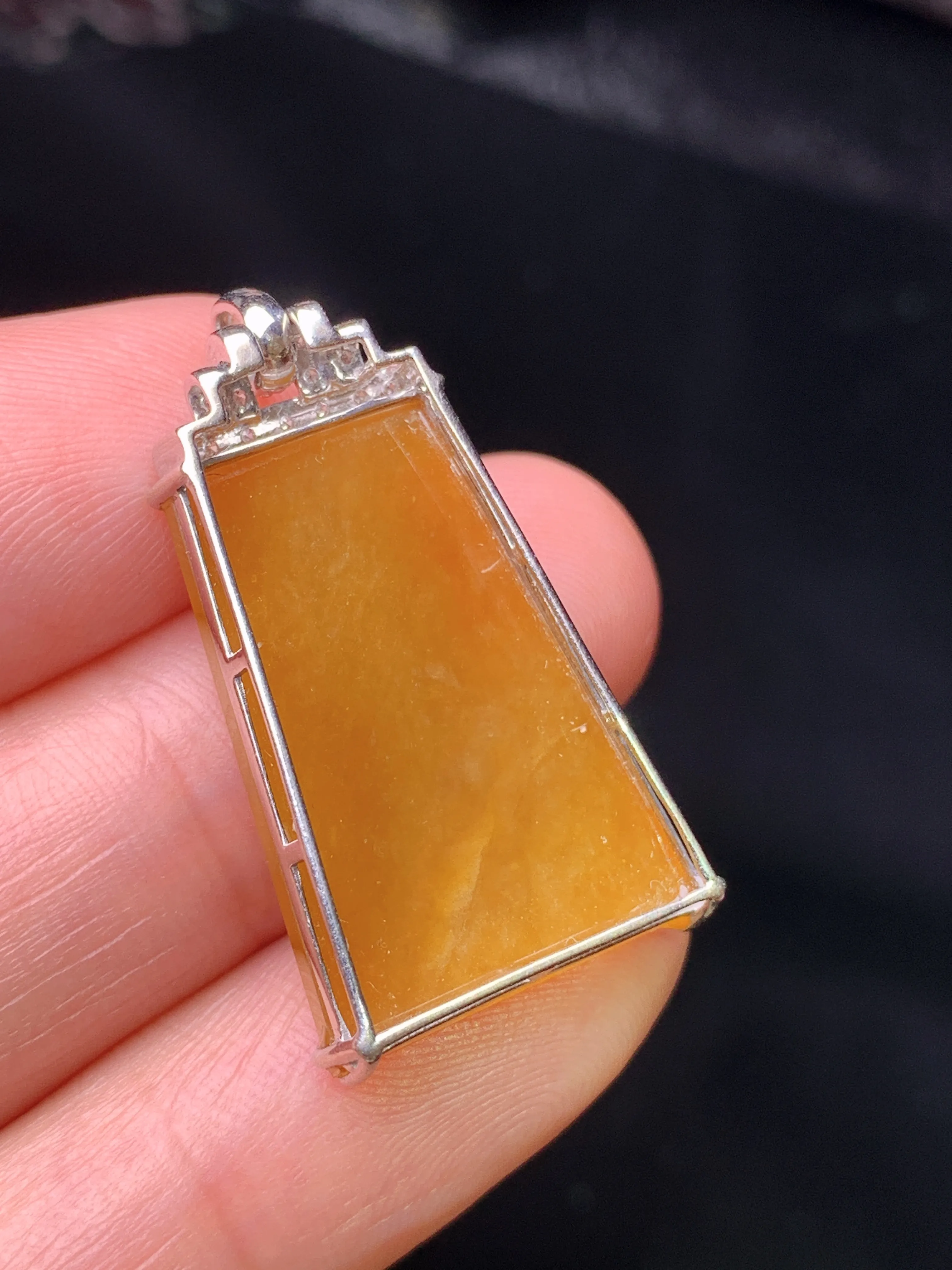 18k金钻镶嵌黄翡无事牌吊坠 玉质细腻 水润亮眼 色泽艳丽 整体尺寸31.8*15.8*5.5