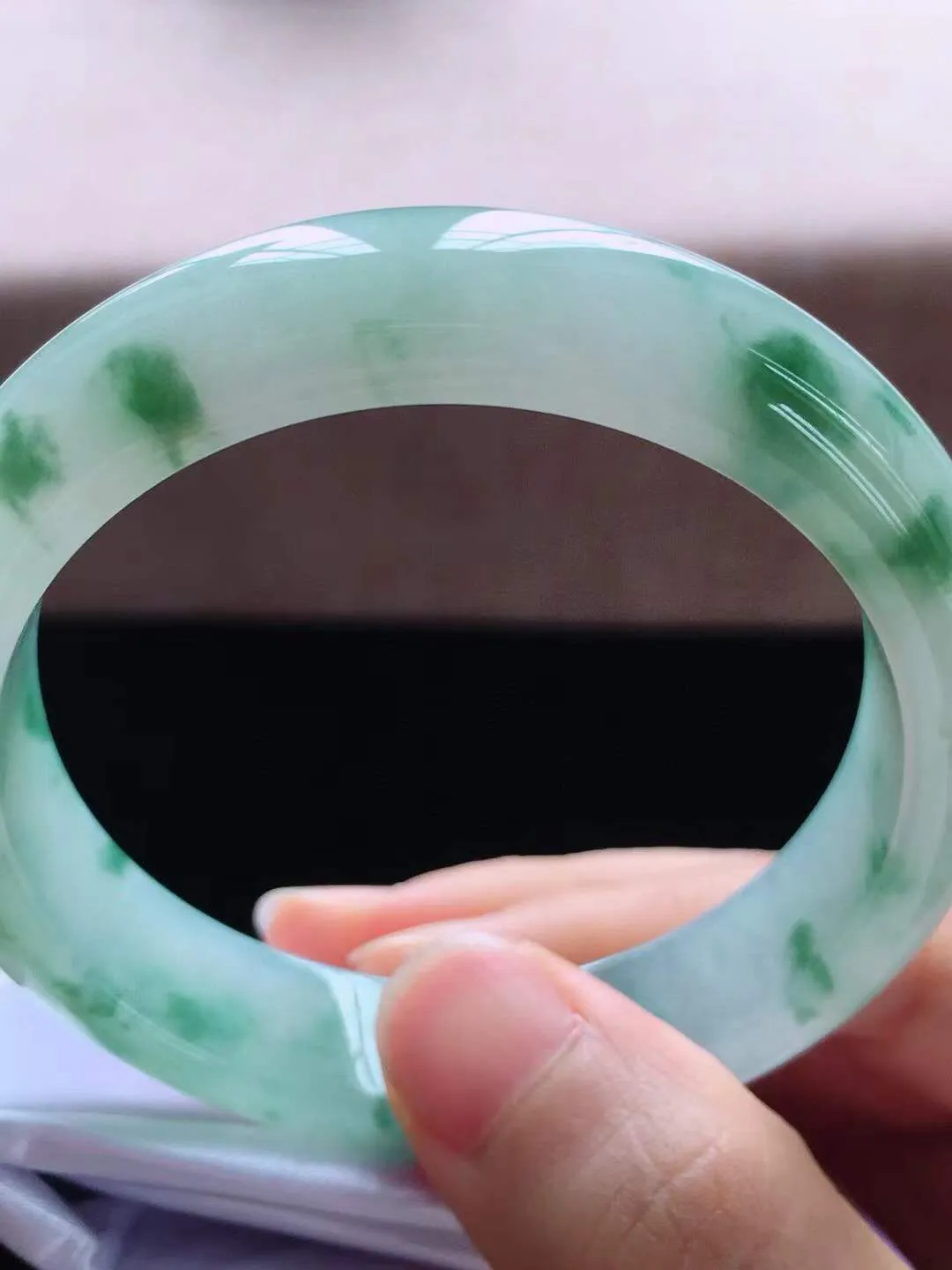 【翡翠名称】老种冰飘花54.8正圈口翡翠手镯
【翡翠尺寸】54.8*12.6*7.8mm适合正圈口佩戴
【翡翠描述】缅甸天然翡翠A货，种老水足，玉质细腻，色泽靓丽，性价比高，佩戴效果好！