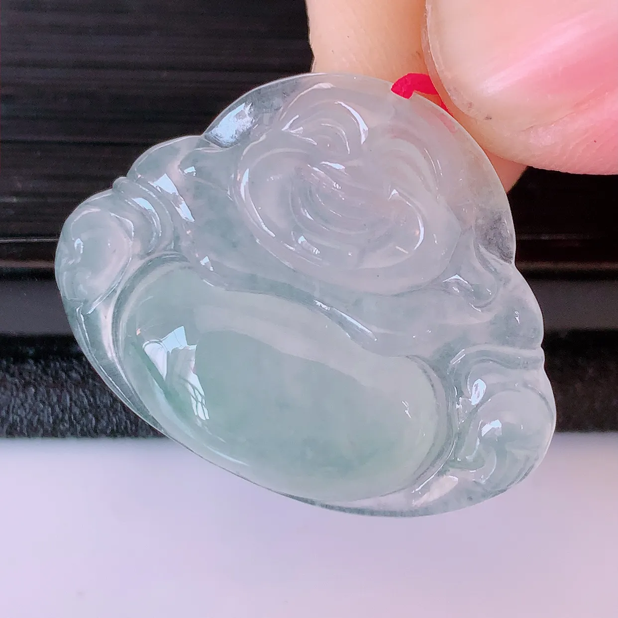 自然光实拍，冰种翡翠佛公，水灵起胶，翠色迷人，佛公在心中，一生平安，饱满圆润，开怀大笑佛公，配戴灵气十足！#46.7