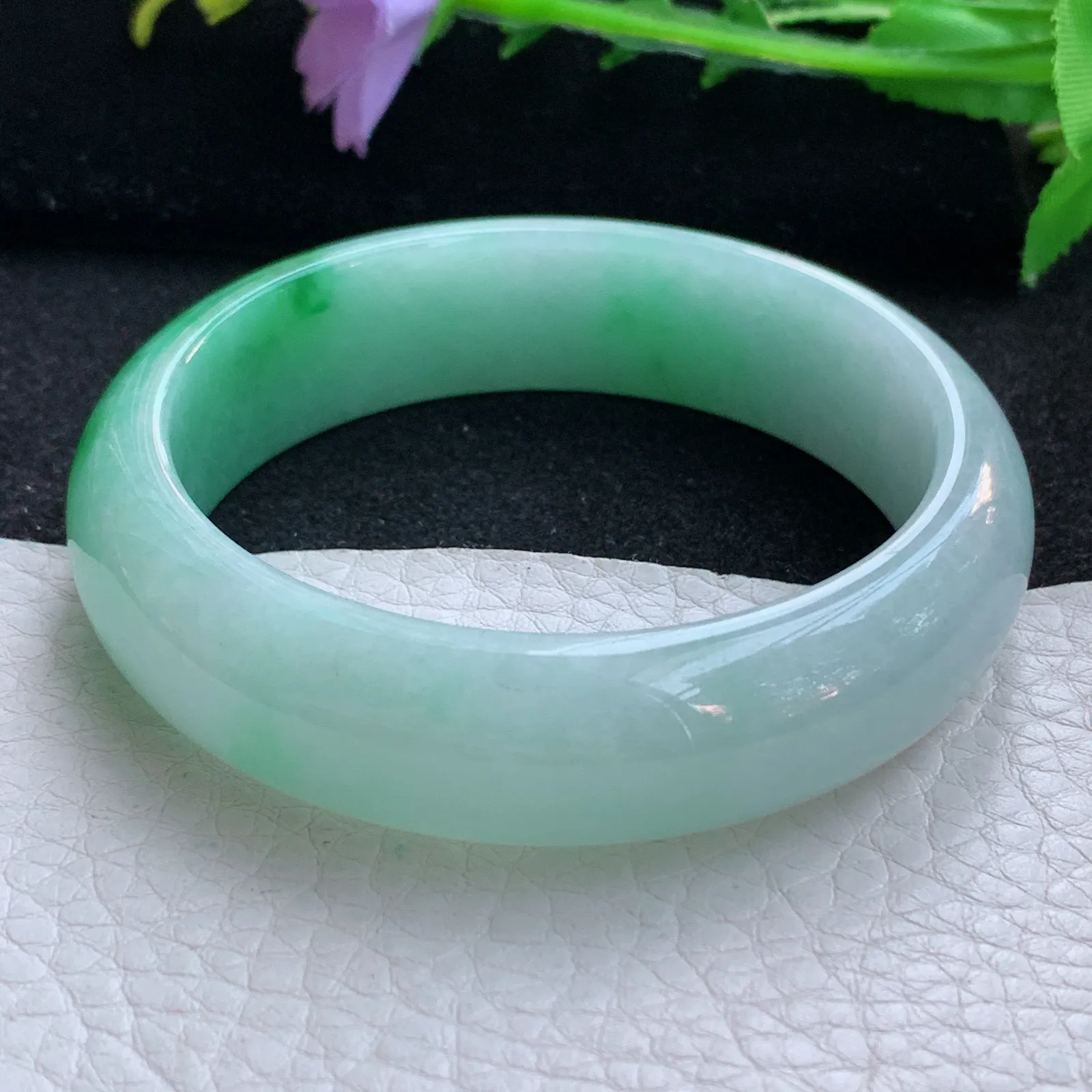 js自然光55.5*15.6*7.8轮胎镯 翡翠a货玉手镯辣绿宽边珠宝玉手环