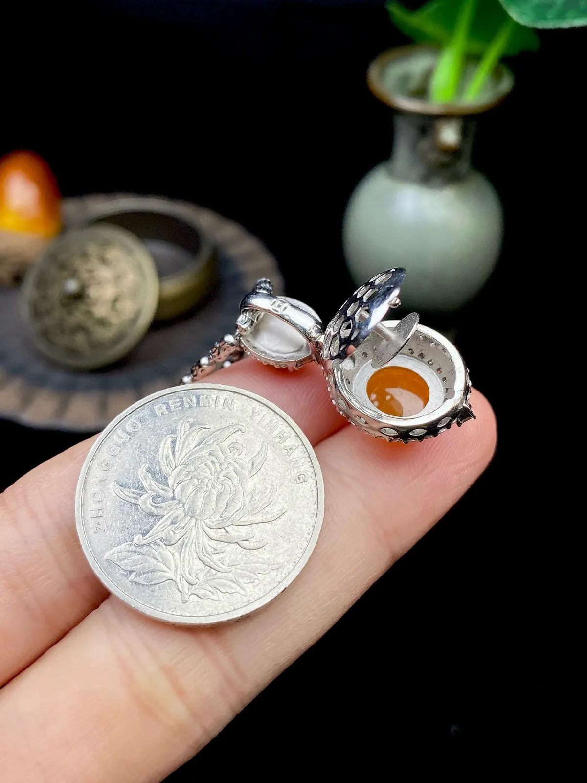 【冰种黄翡蛋面吊坠】质地细腻，冰润透亮，光泽出众，冰感十足，18k金古法镶嵌，裸石尺寸9.6*8.8*3.1毫米