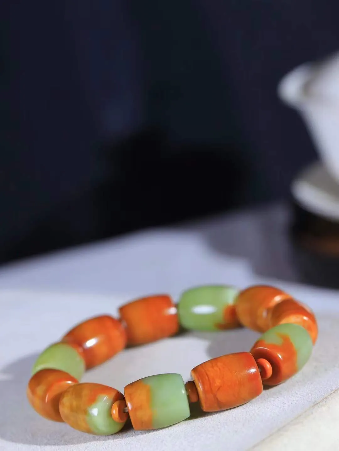 （路路通.手串）

新疆和田玉手串 玉质细糯出油，成色均匀，品相好…
做工圆滑饱满大气。如清风拂