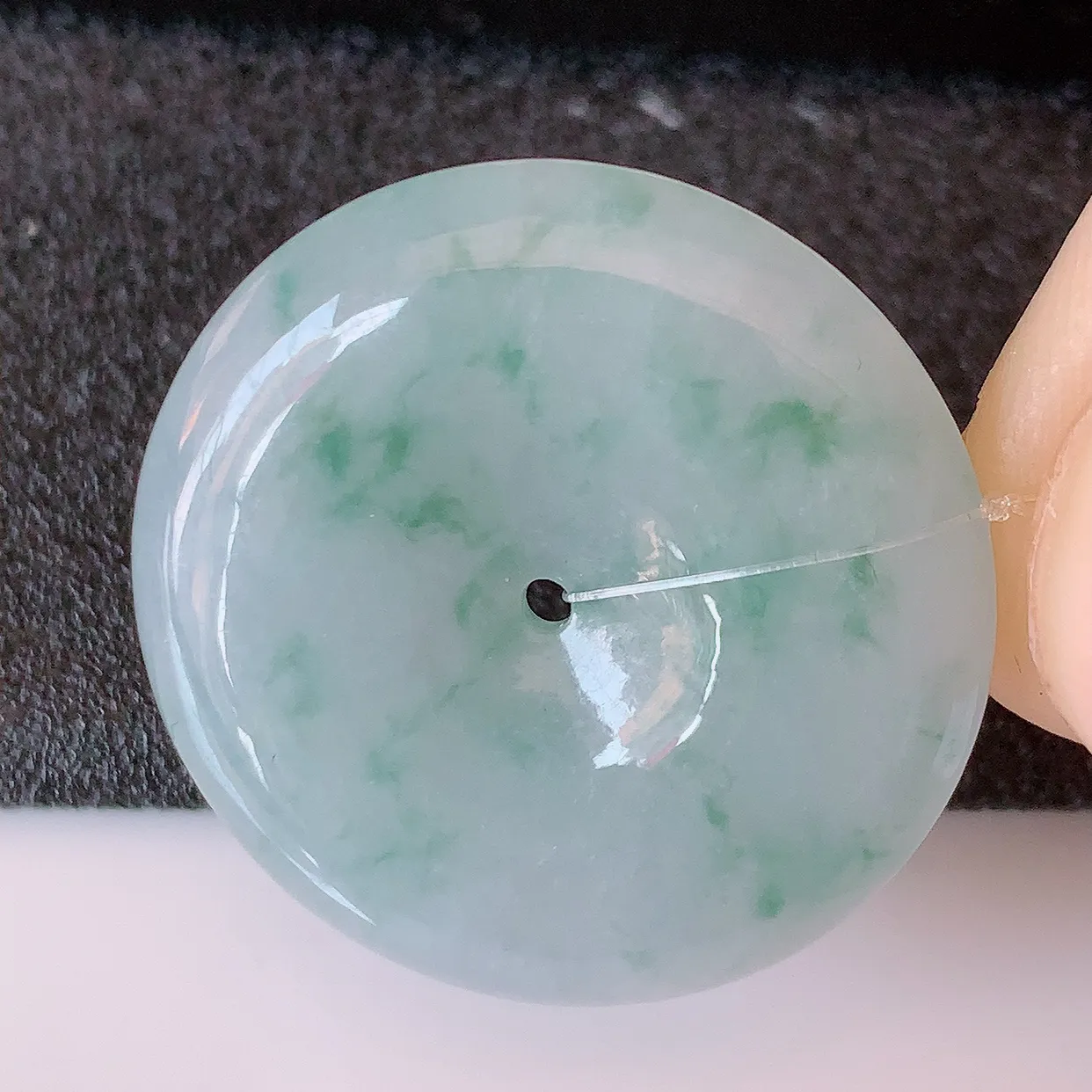 自然光实拍，冰胶飘花翡翠平安扣吊坠，翠色灵动，种老水足，寓意好，品相佳，佩戴佳品！#49.7