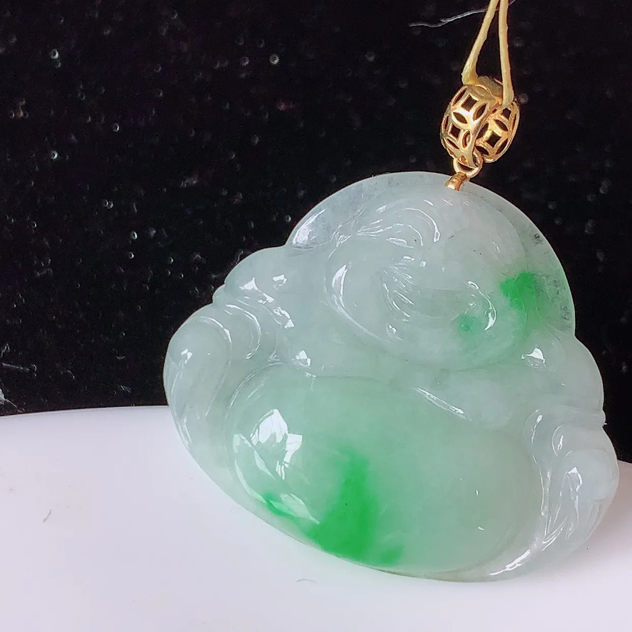 18K金镶嵌冰润飘绿翡翠佛公吊坠，种老水足，雕工精湛 ，寓意美好，佩戴时尚出众！#35.11
