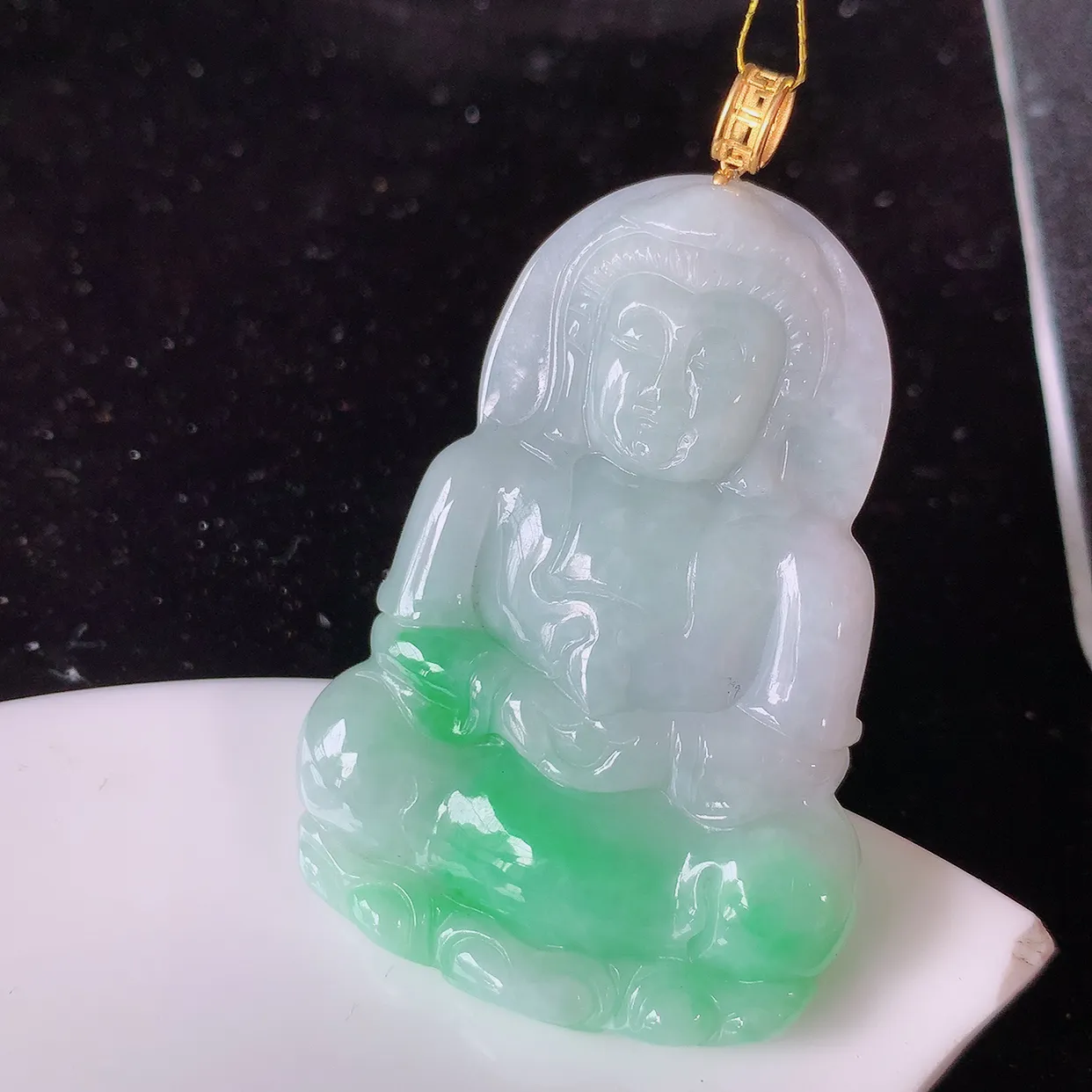 18K金镶嵌冰润飘绿翡翠观音菩萨吊坠，赐福翡翠观音，观音面相端庄，品相佳，佩戴气质！#35.11整体