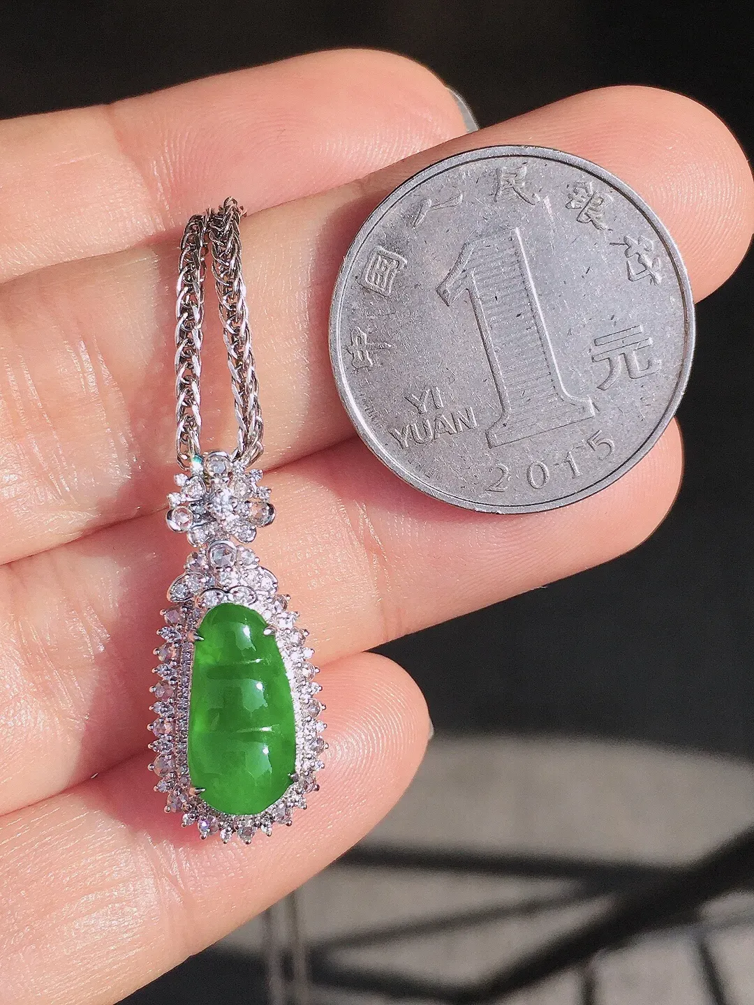 阳绿福豆吊坠，色泽均匀艳丽，玉质细腻，荧光感超
强，饱满圆润，尽显优雅气质，18k
金豪华镶嵌