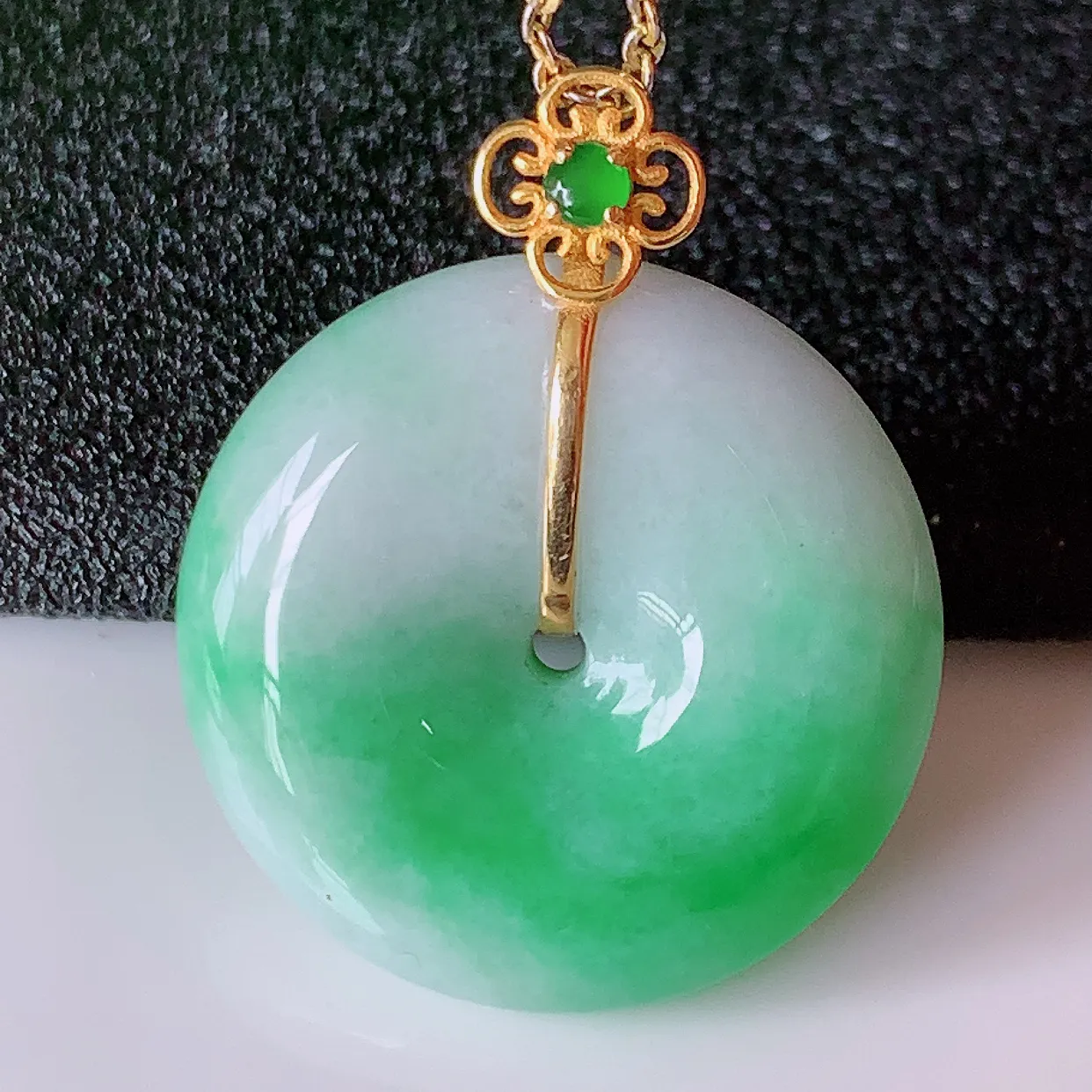 自然光实拍，18K金镶嵌水润飘绿翡翠平安扣吊坠，品相佳，美感十足，寓意平平安安，平安扣佩戴精美时尚！