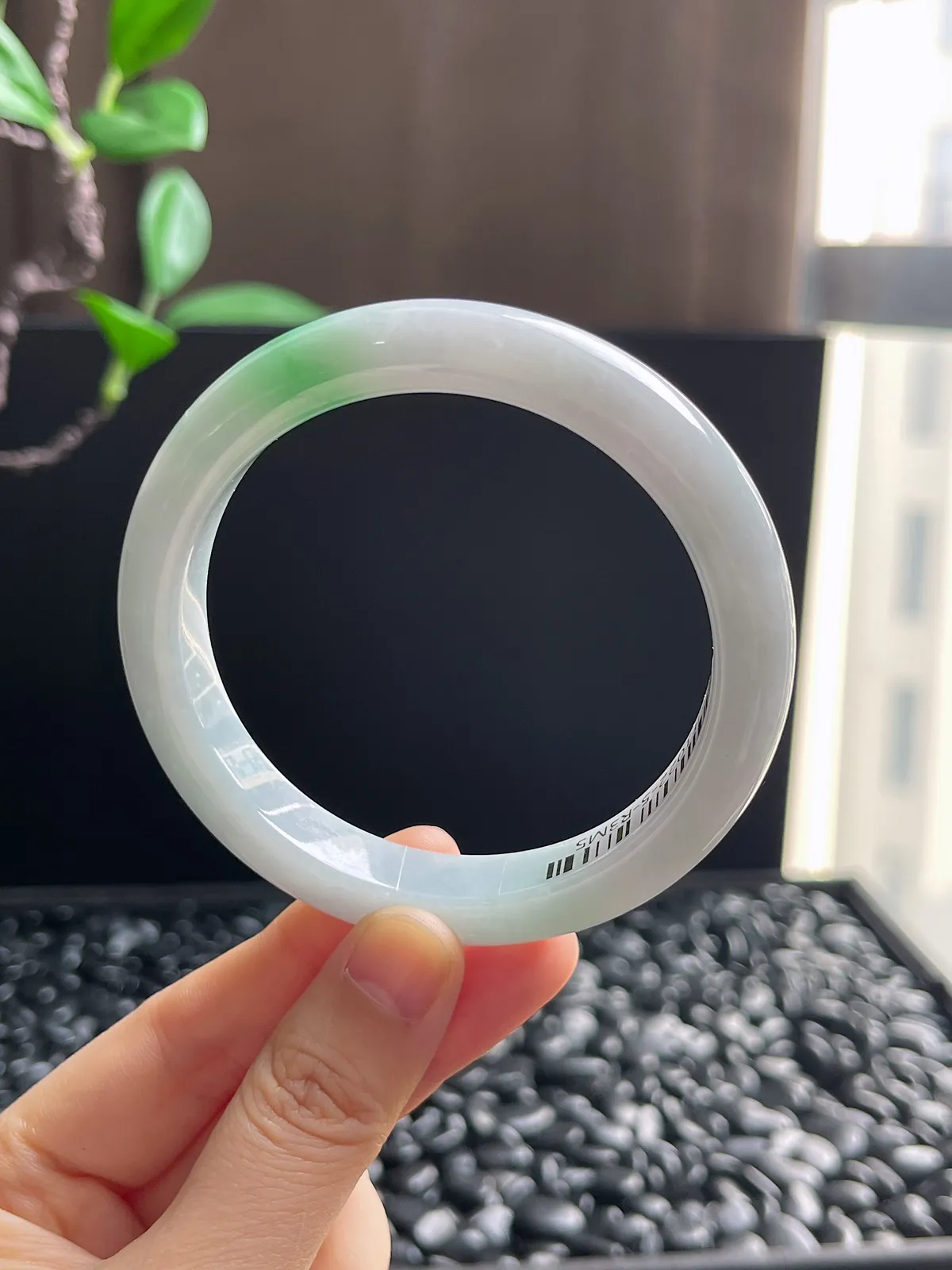 正圈60圈口，翡翠糯化种飘绿手镯