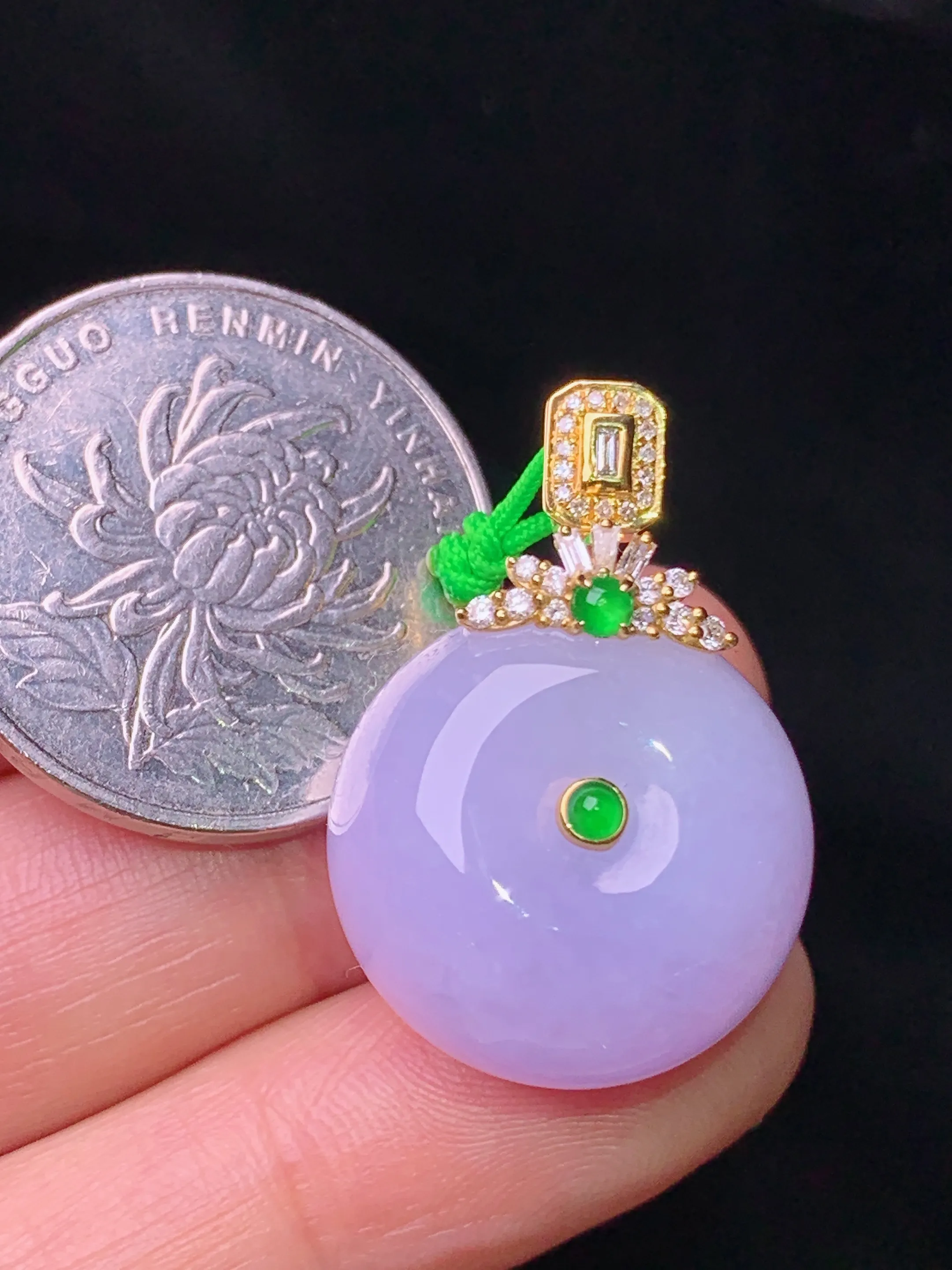 18k金钻镶嵌紫罗兰平安扣吊坠 玉质细腻 水润亮眼 色泽艳丽 整体尺寸27.8*19*13.3