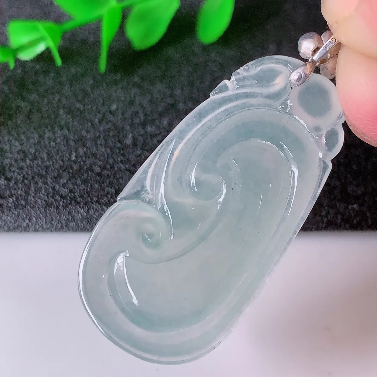 自然光实拍，18k金镶嵌冰种翡翠如意吊坠，寓意顺心如意，事事如意，吉祥如意，细腻饱满，色泽鲜艳，称心如意佩戴优雅时尚！#12.11整体44.5裸石38*20*5