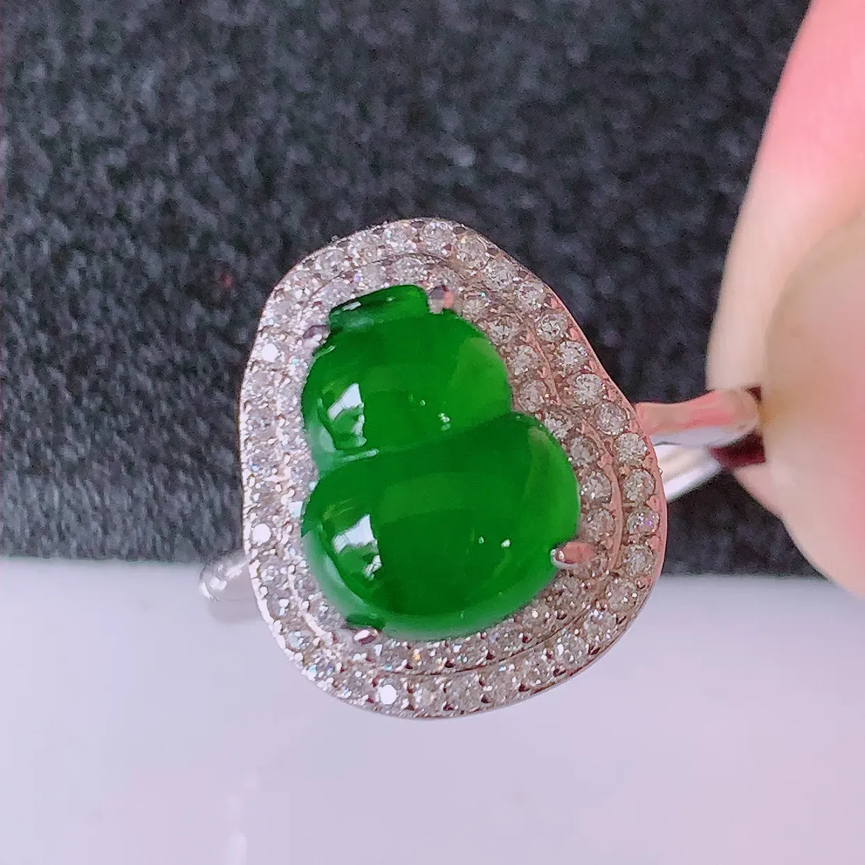 冰透满绿翡翠925银镶嵌葫芦戒指，自然光实拍，翠色灵动，颜色漂亮，种老水足，品相佳，佩戴佳品！#97