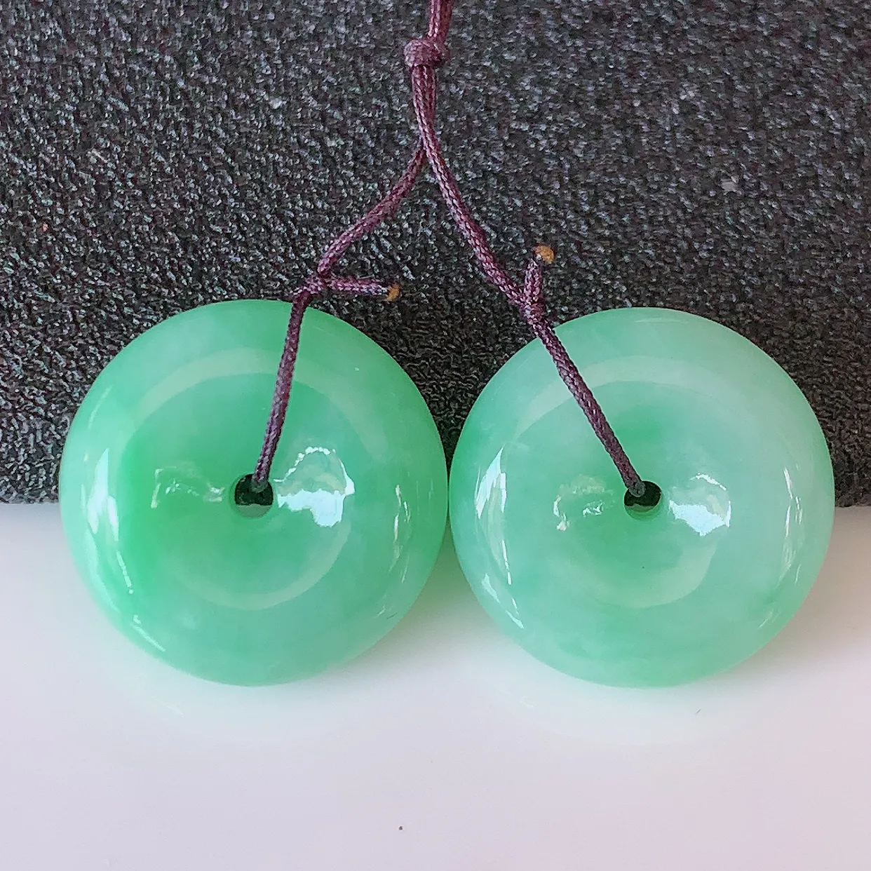 自然光实拍，满绿翡翠一对平安扣耳坠，翠色灵动，玉质细腻，颜色漂亮，品相佳，佩戴佳品！配图银线 #49