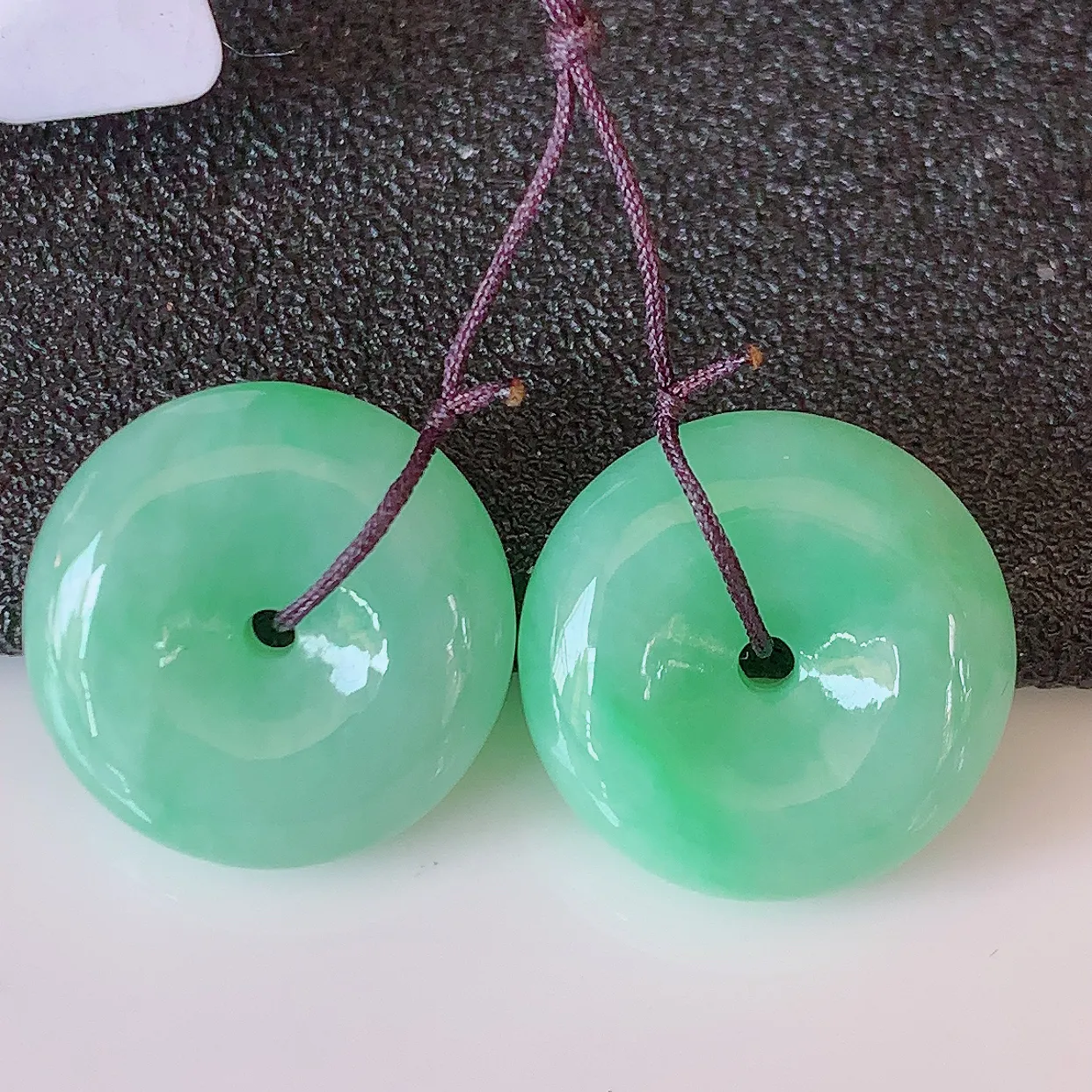 自然光实拍，满绿翡翠一对平安扣耳坠，翠色灵动，玉质细腻，颜色漂亮，品相佳，佩戴佳品！配图银线 #49.7