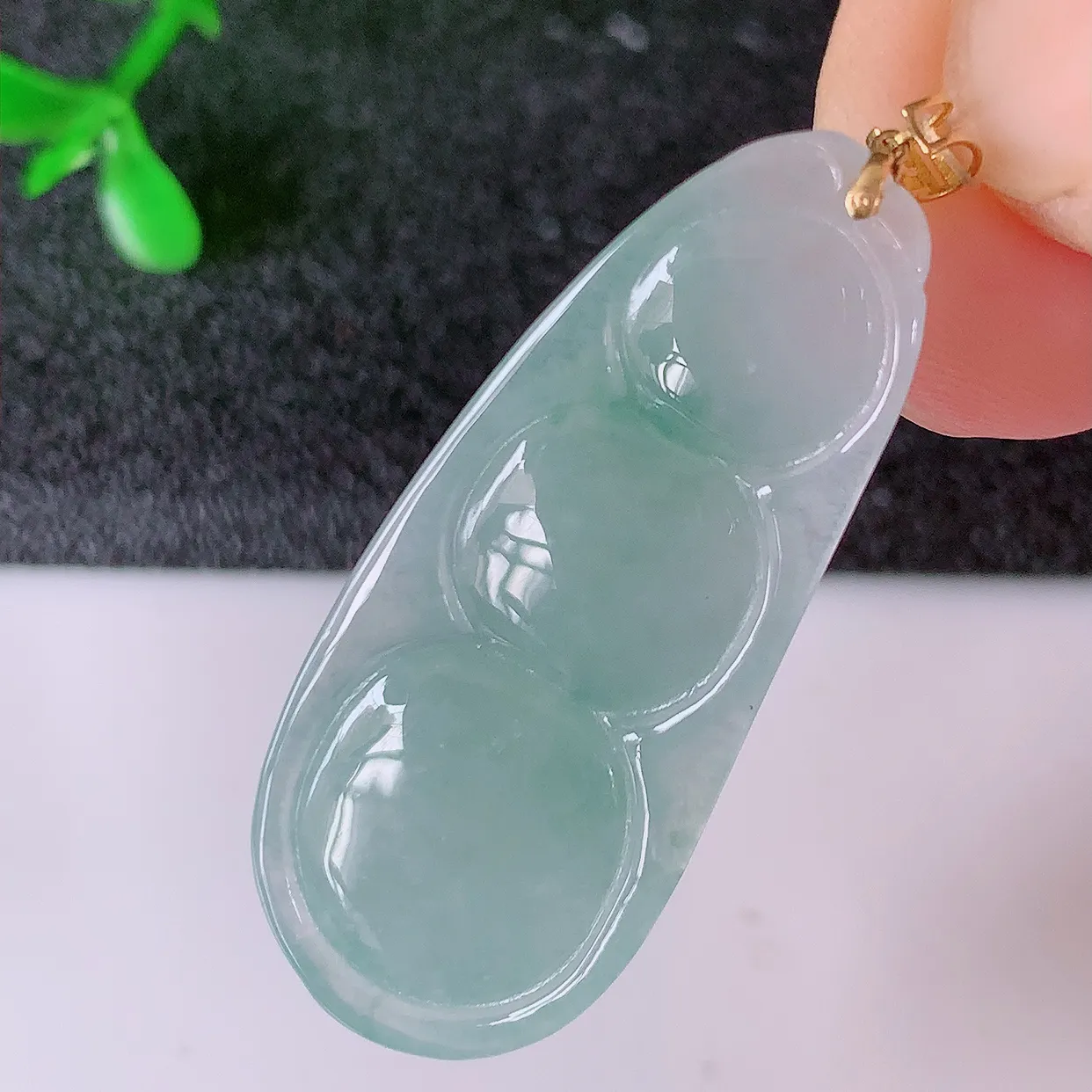 18K金镶嵌冰种飘花翡翠四季豆吊坠，平安豆福豆玉坠，冰润通透，豆粒饱满，寓意：豆蔻年华！#49.11