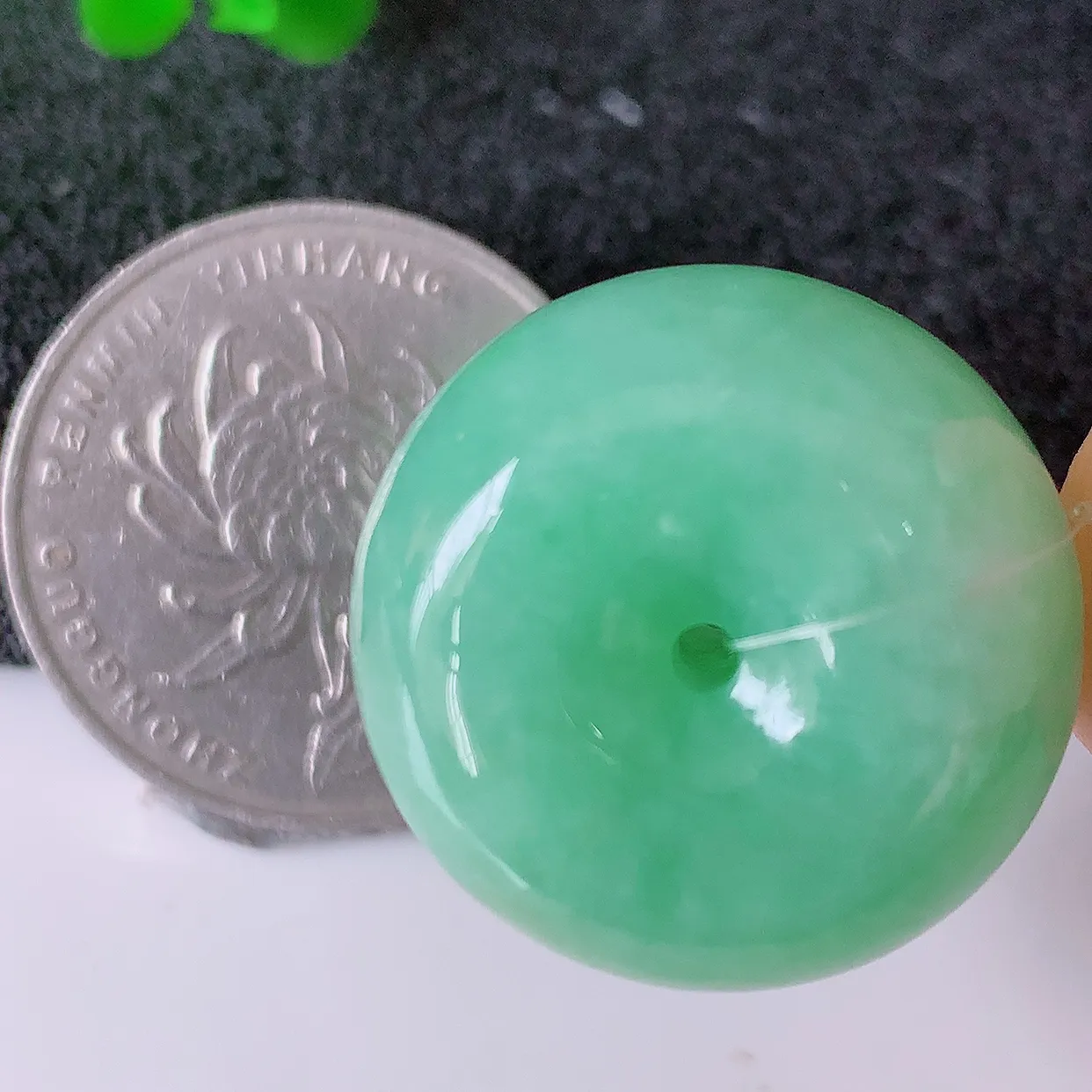 自然光实拍，冰润满绿翡翠路路通吊坠，寓意时来运转、财源滚滚，款式新颖时尚，日常百搭的款！配图银链#49.11