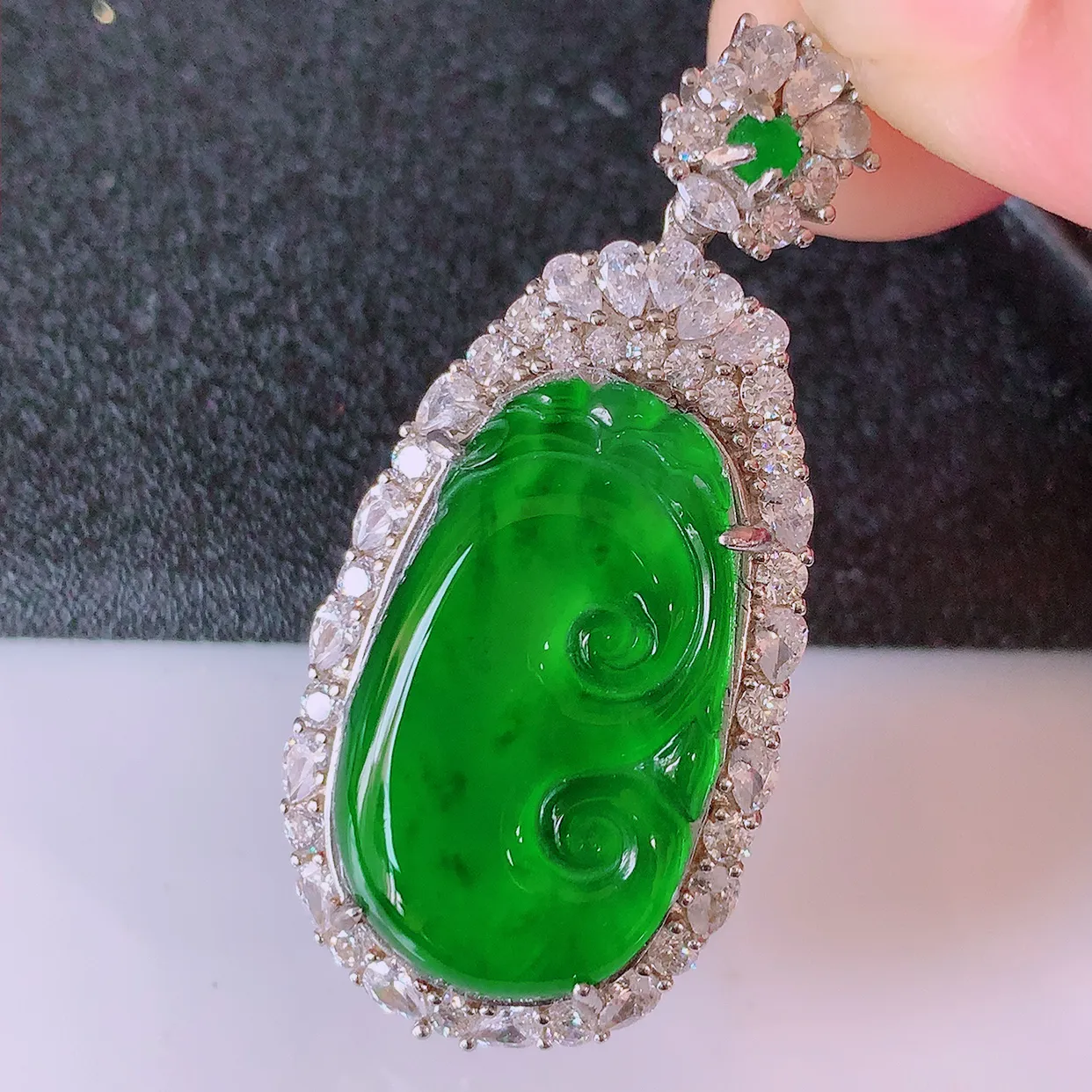 冰透满绿翡翠925银镶嵌如意吊坠，自然光实拍，翠色灵动，颜色漂亮，种老水足，品相佳，佩戴佳品！#97.11整体40.5*19-10裸石24*13.5