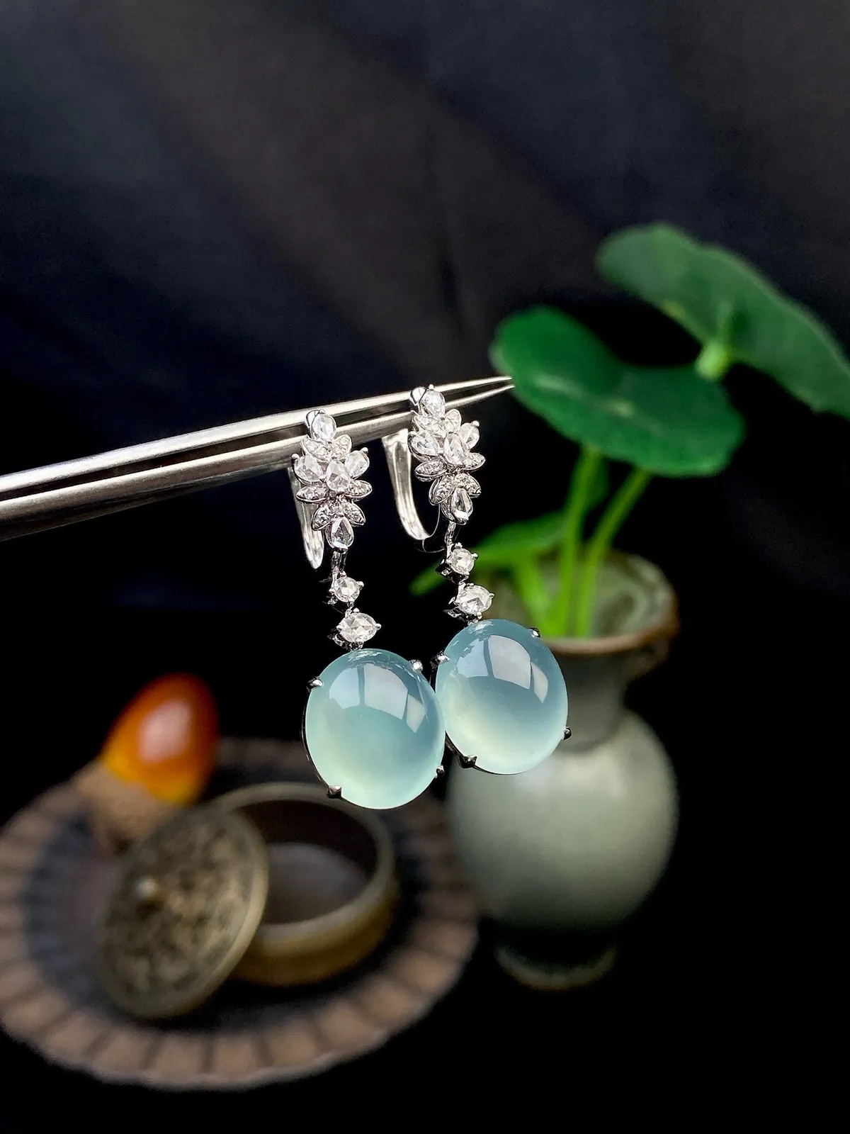 【冰种蛋面耳坠】质地细润，起刚起荧光，18K金钻镶嵌，裸石尺寸11.4*10*4.8毫米