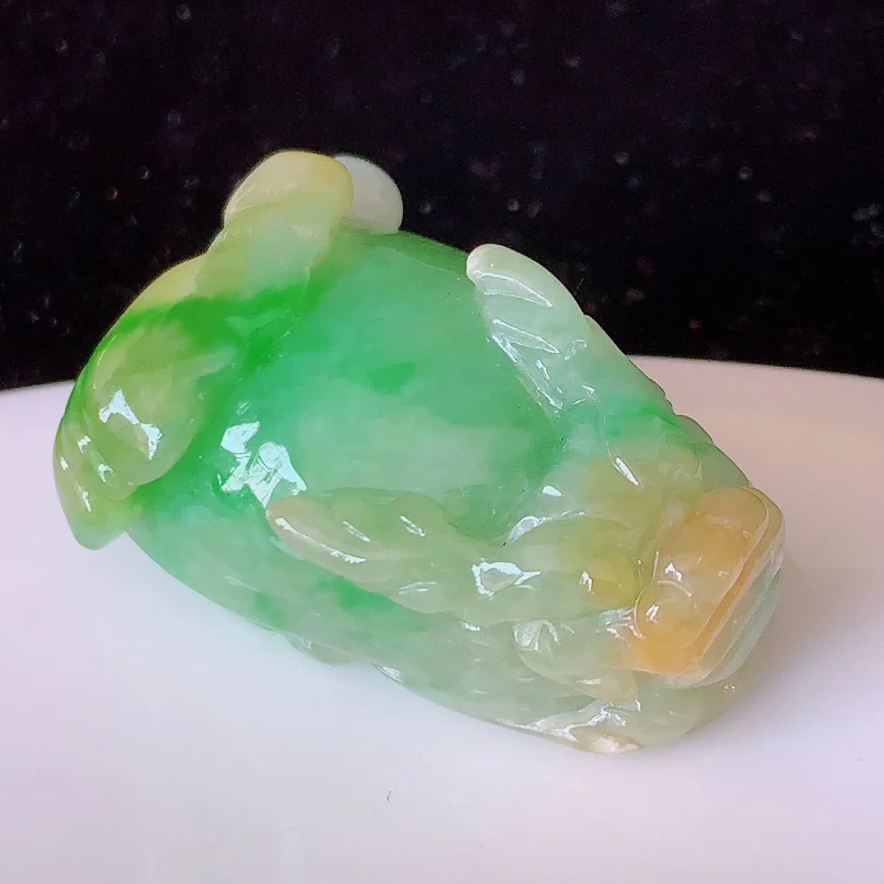 自然光实拍，冰润黄加绿翡翠招财貔貅吊坠，民间有“一摸貔貅运程旺盛，再摸貔貅财运滚滚，三摸貔貅平步青云 ”的美好祝愿。#02.7