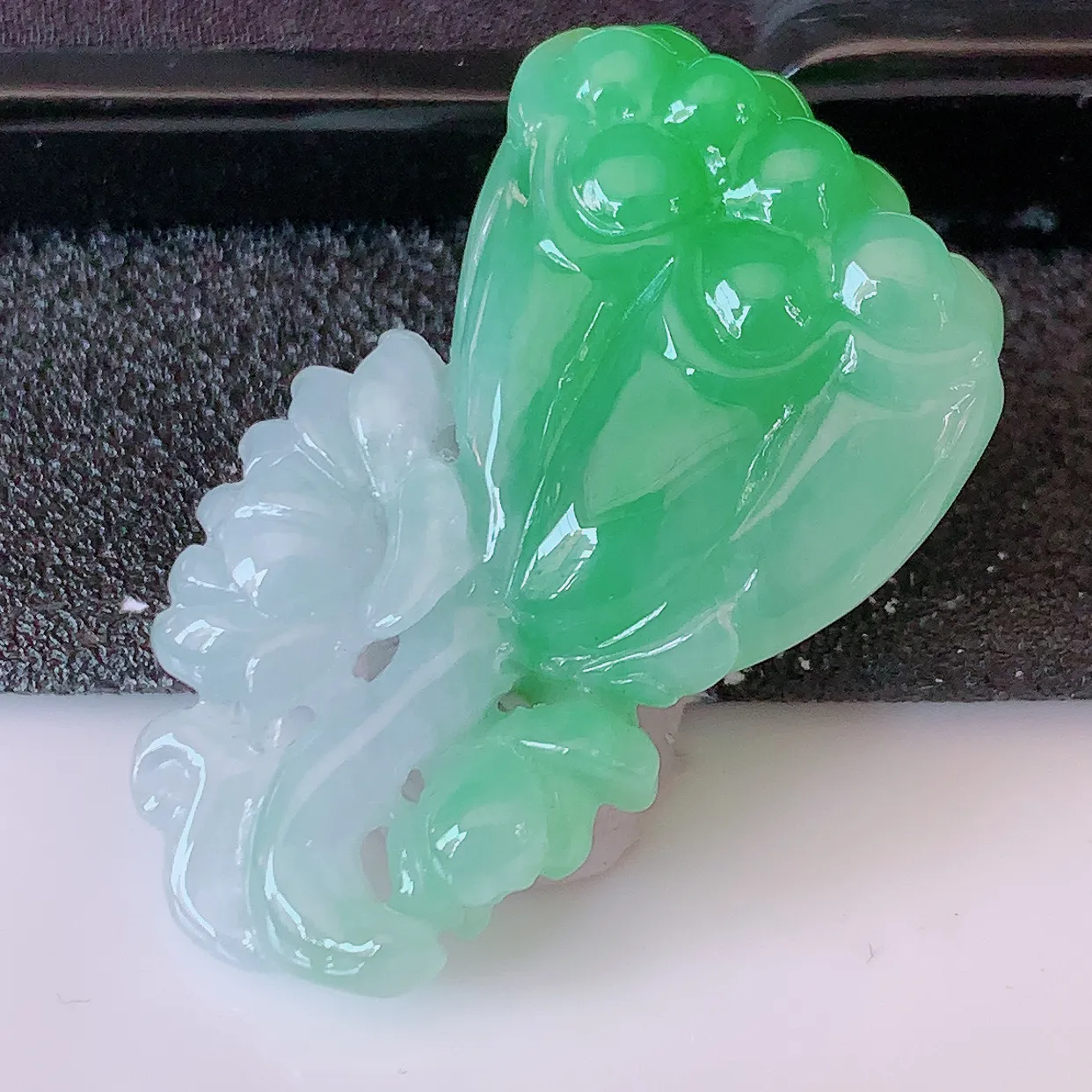 自然光实拍，冰润飘绿翡翠招财莲蓬吊坠，水润精细，寓意路路都通，有着促进事业有运！#02.7