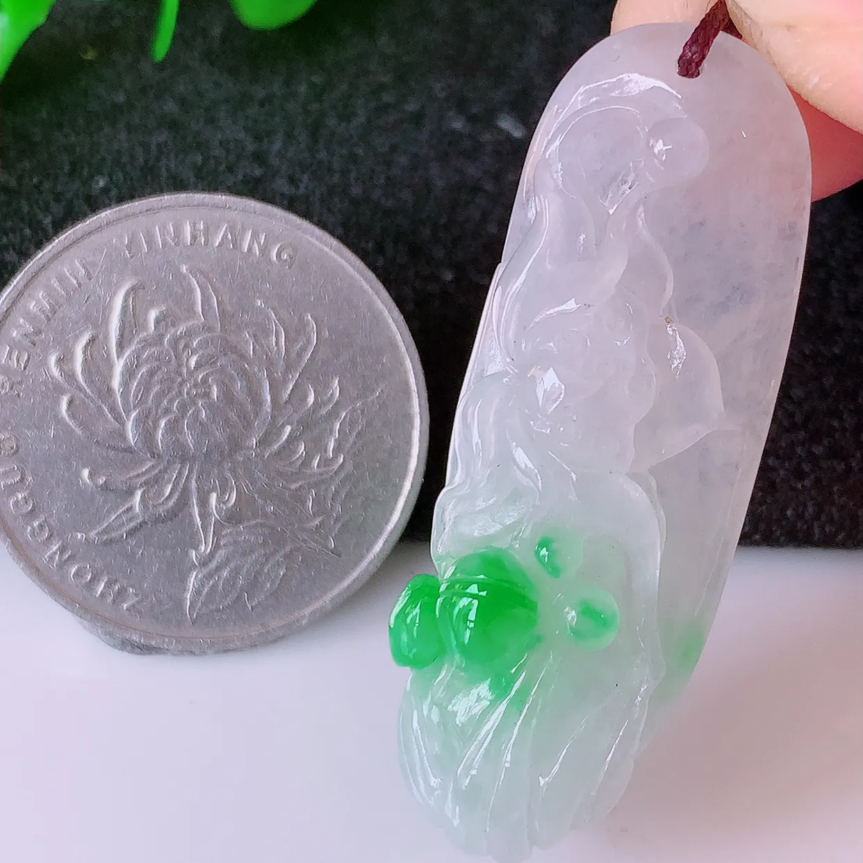 自然光实拍，冰润飘绿翡翠荷花鱼、花开富贵玉坠，财源广进，自然隐逸、荷本是素不着尘之物，有和美之寓意。#57.11