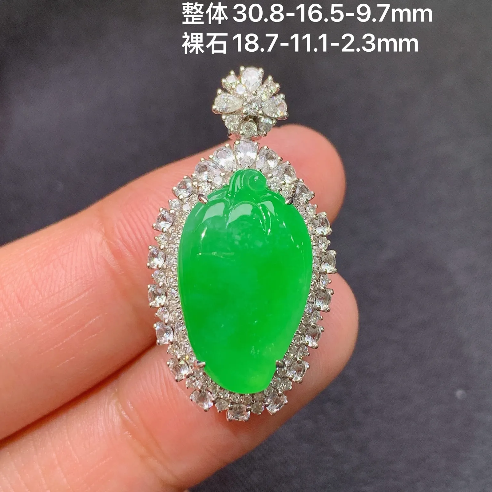 阳绿福瓜吊坠，18k金镶嵌，色泽鲜阳，冰润细腻，种水足，M1 尺寸30.8*16.5*9.7