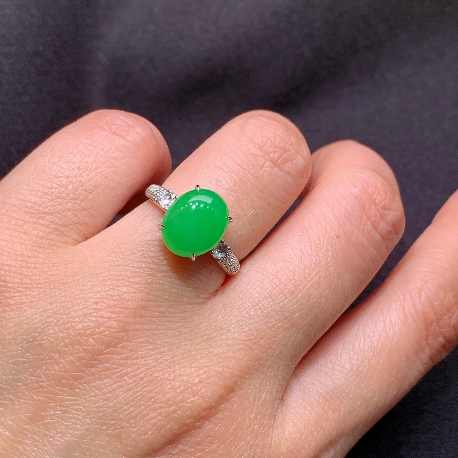 阳绿蛋面戒指，18k金镶嵌，简约时尚，冰润色阳，种水足，圈口14 尺寸10.8*8.8*3.9