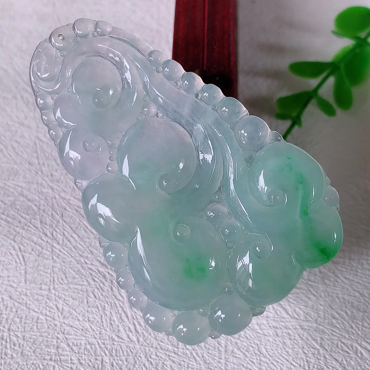 自然光实拍，大件冰种飘绿翡翠如意吊坠，冰透，翠色灵动，饱满，万事如意，如意一生，配戴精美！#46.11