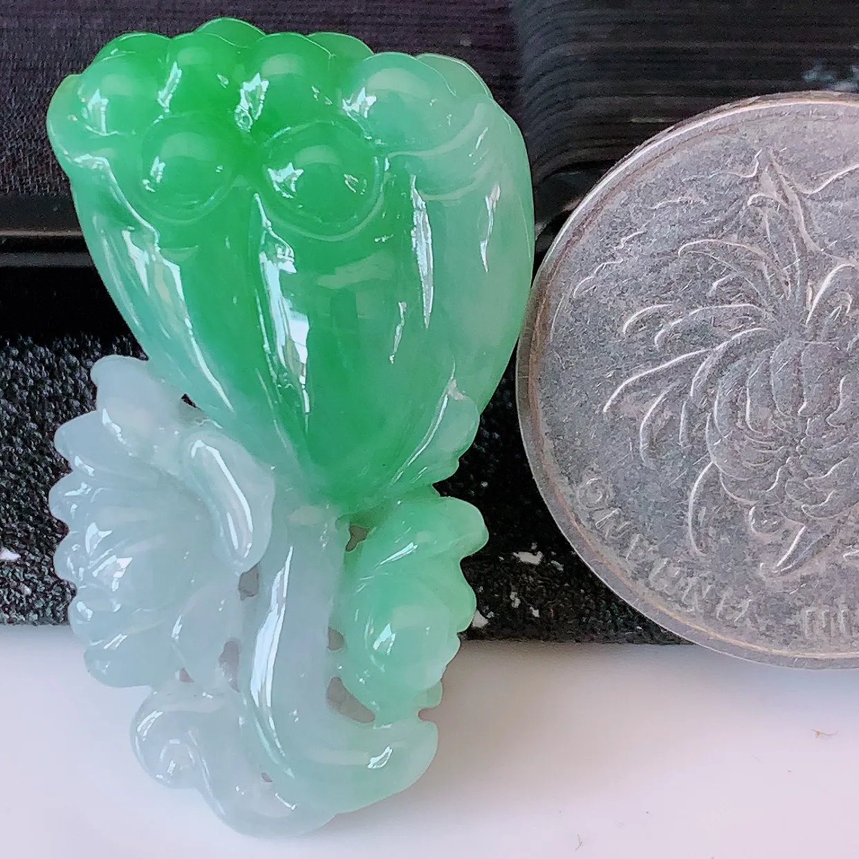自然光实拍，冰润飘绿翡翠招财莲蓬吊坠，水润精细，寓意路路都通，有着促进事业有运！#02.7